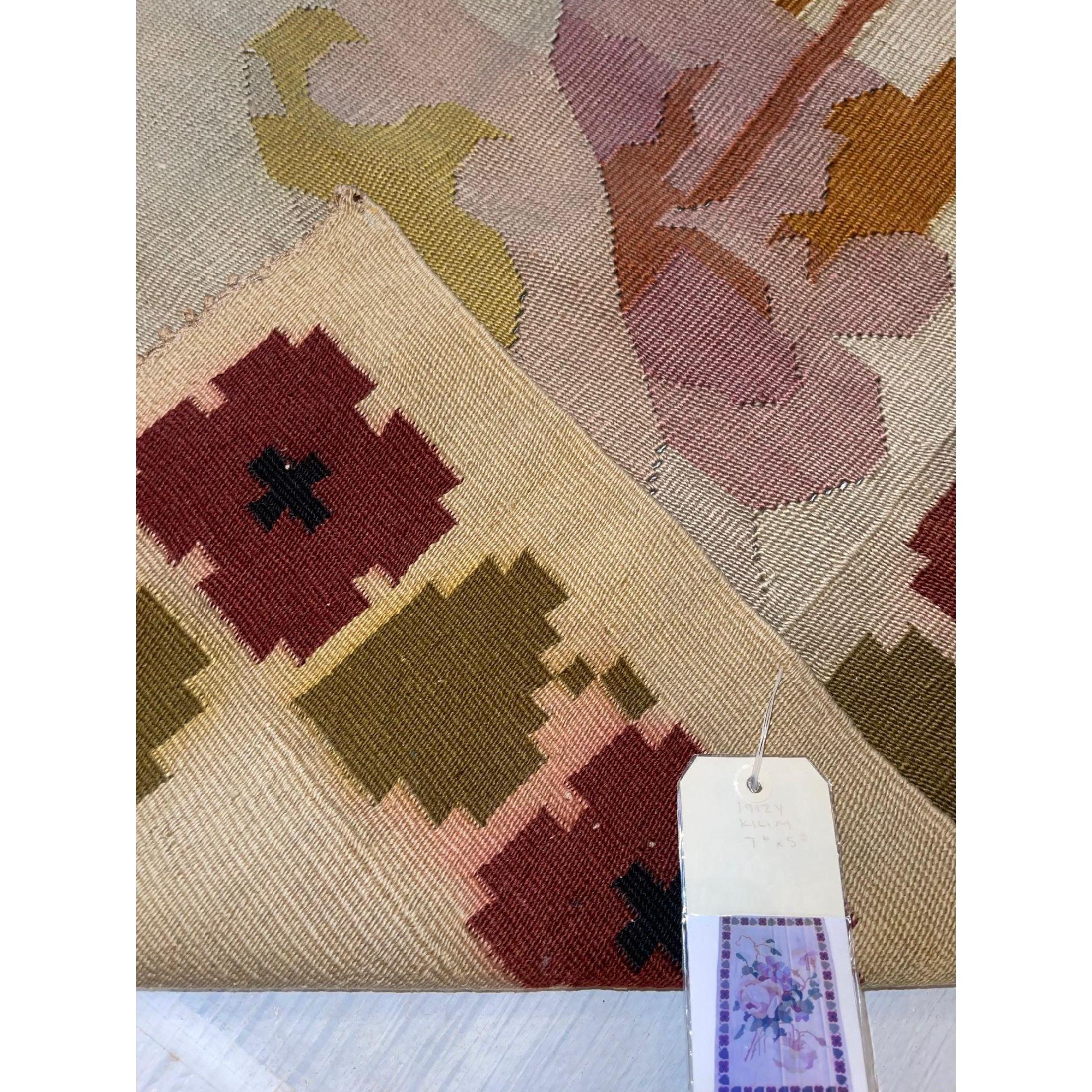 Antique Floral Kilim In Good Condition For Sale In Los Angeles, US