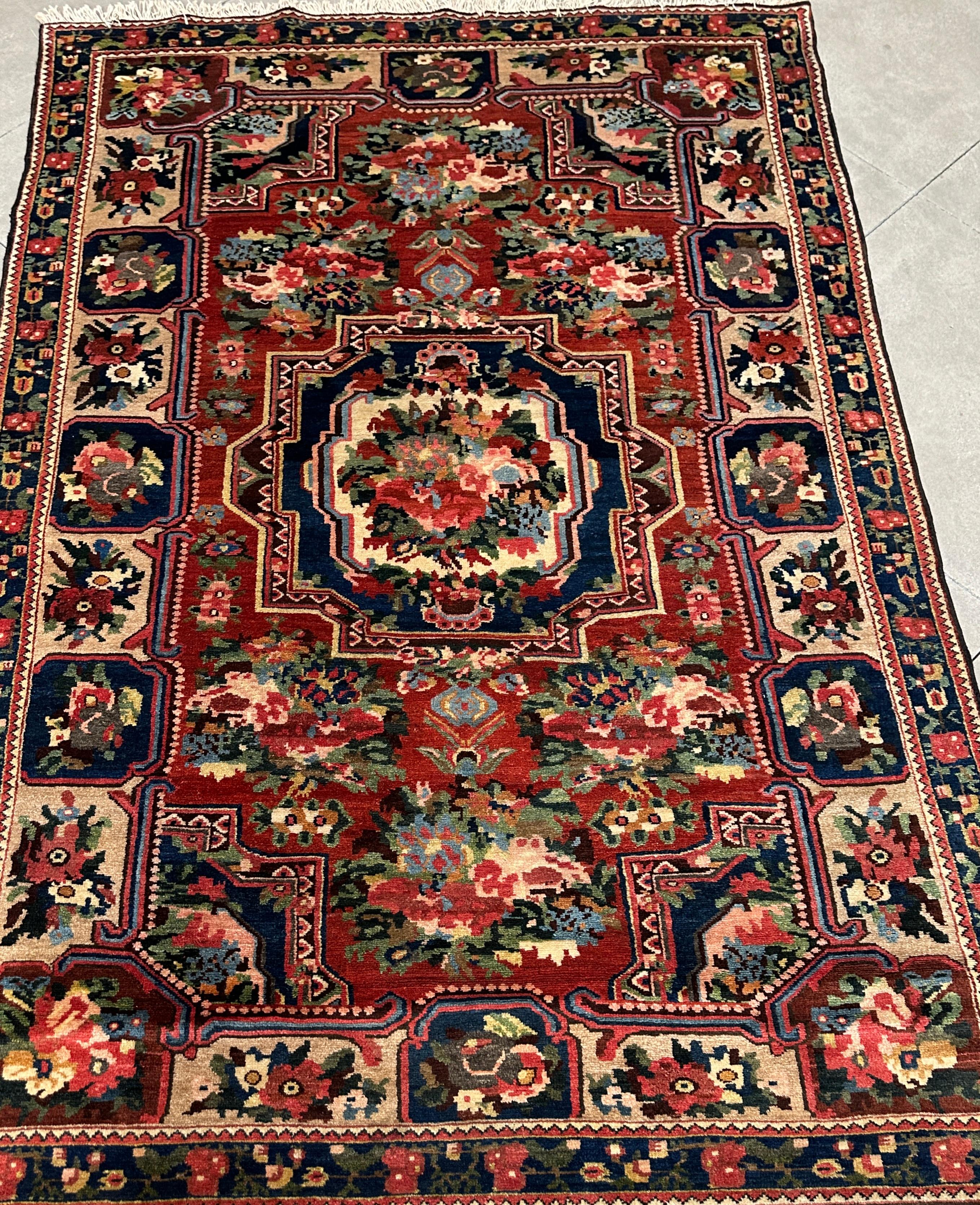 Rehaussez votre intérieur avec le charme captivant de notre tapis d'accent persan Old Floral, qui présente un mélange de couleurs vives et magnifiques. Ce tapis exquis incarne la riche tradition de l'artisanat persan et présente un motif floral
