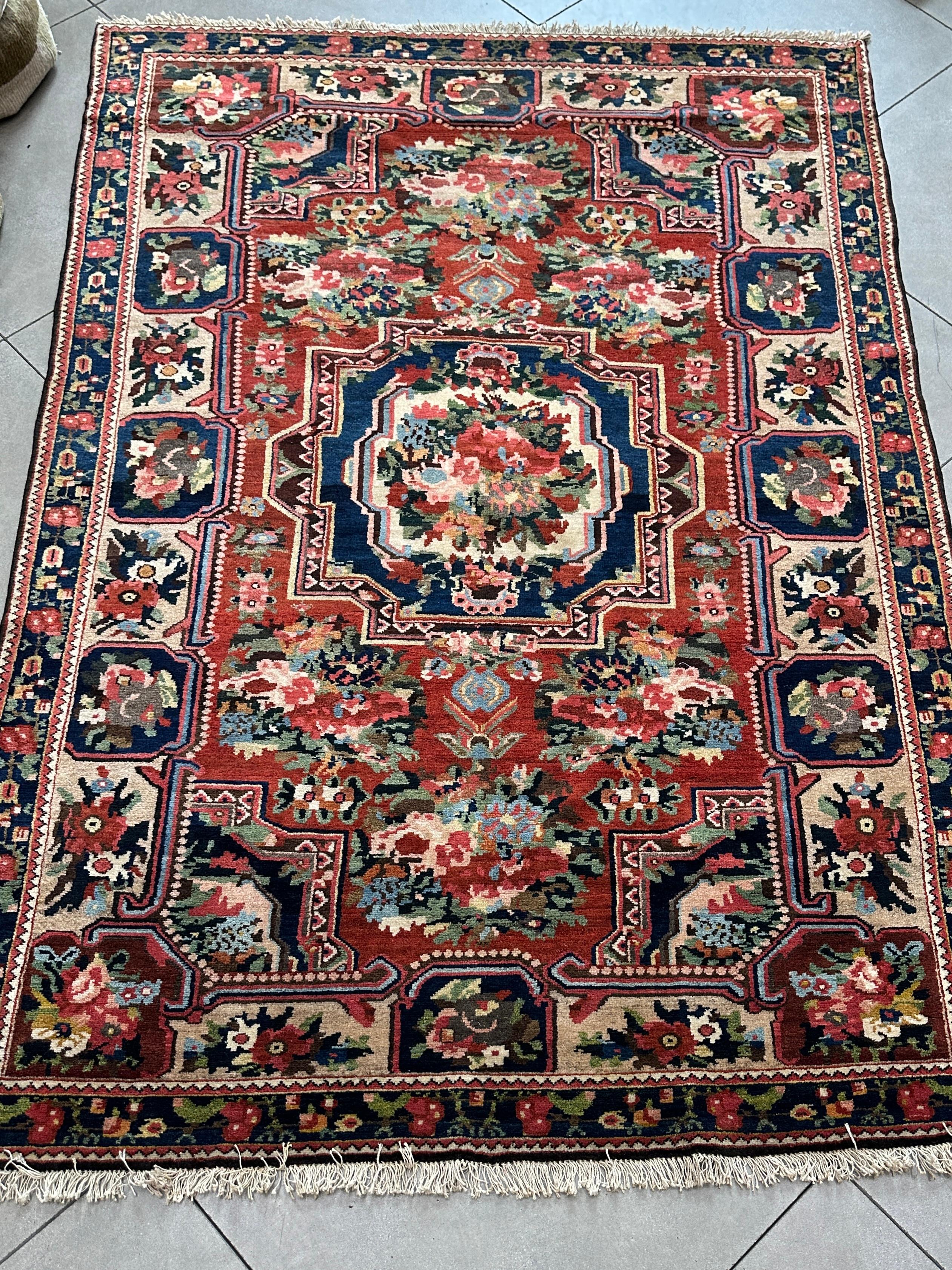 Perse Tapis d'accent persan à fleurs anciennes en vente
