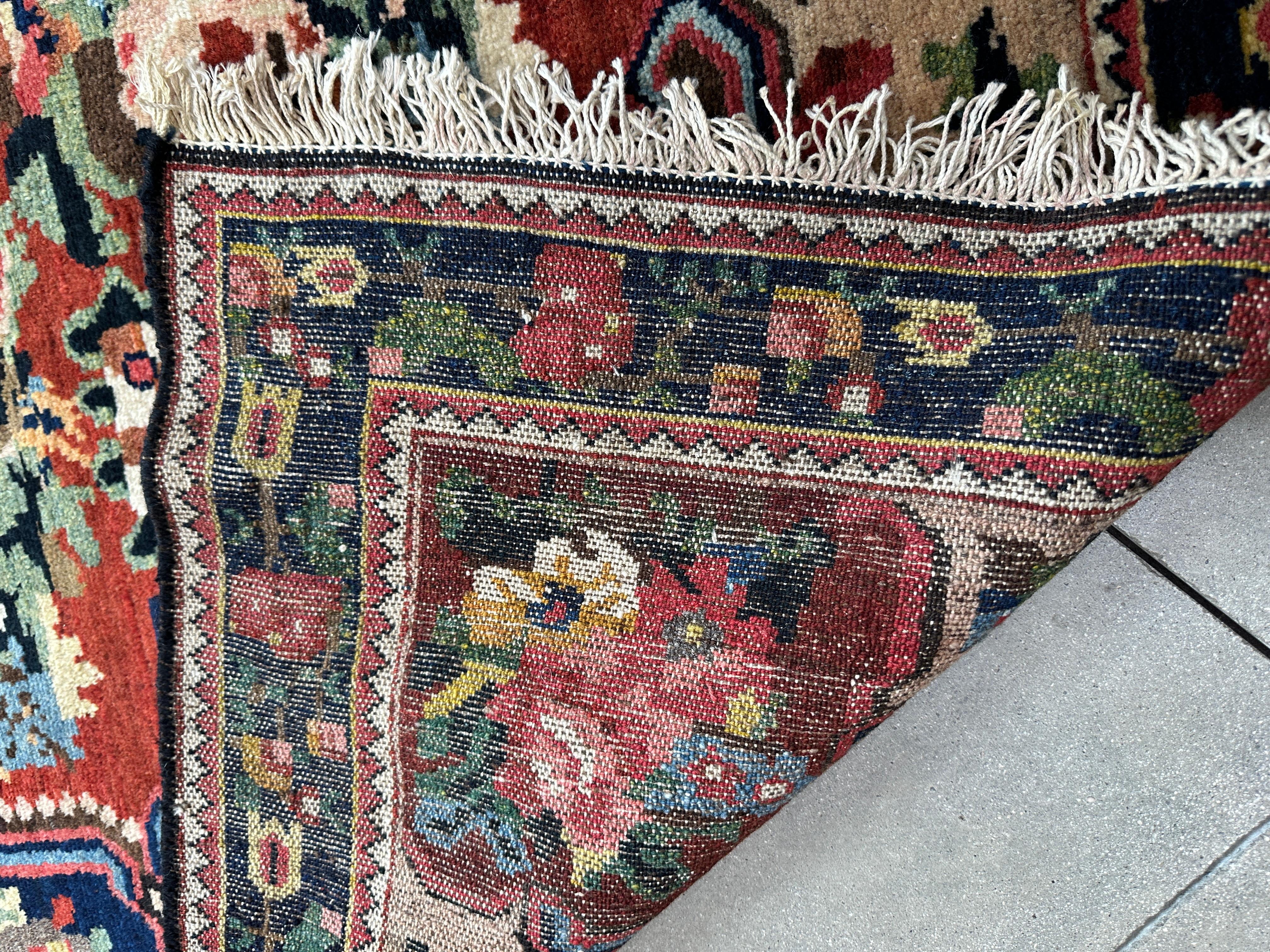 Tissé à la main Tapis d'accent persan à fleurs anciennes en vente