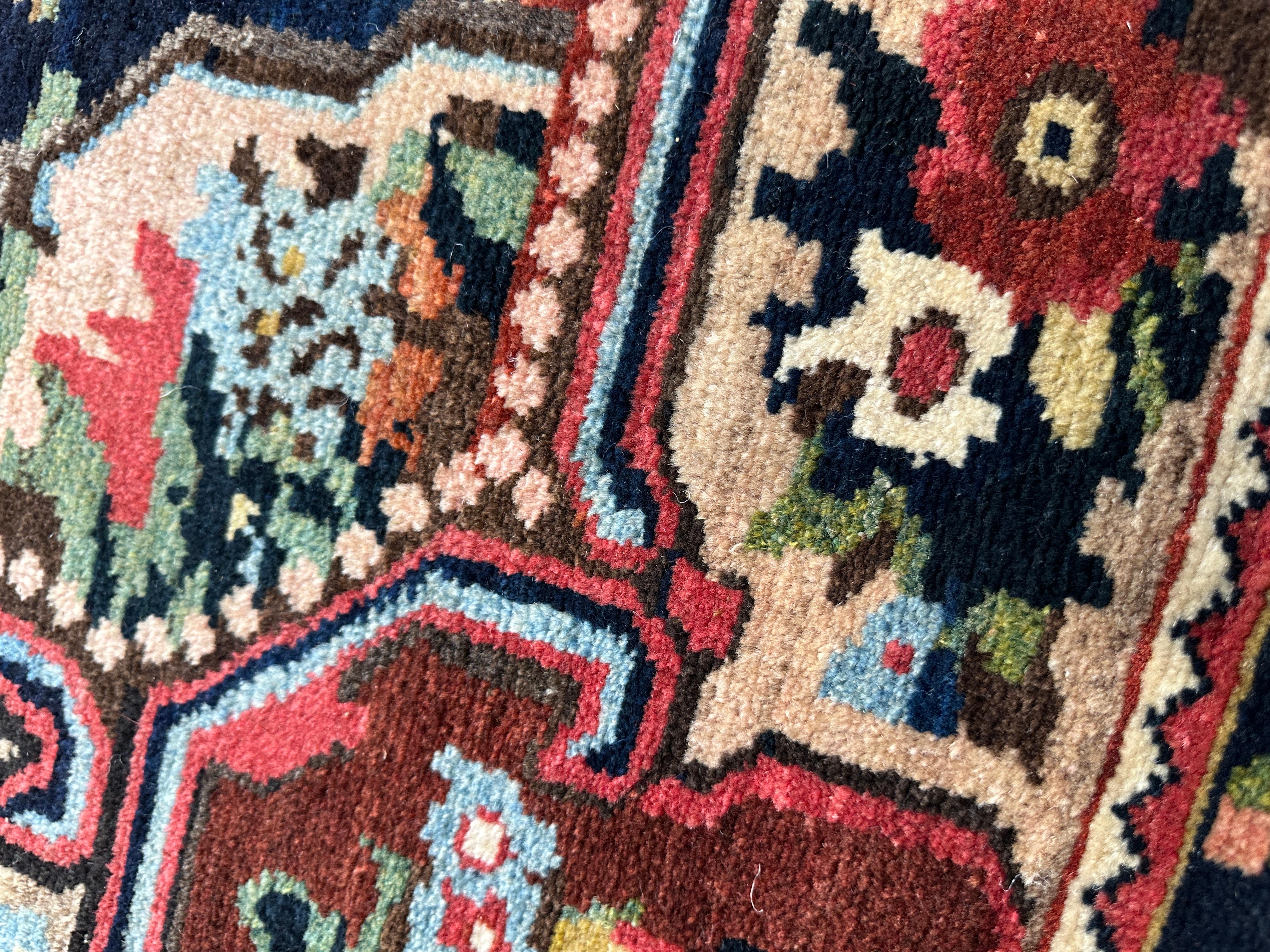 Tapis d'accent persan à fleurs anciennes Bon état - En vente à West Hollywood, CA