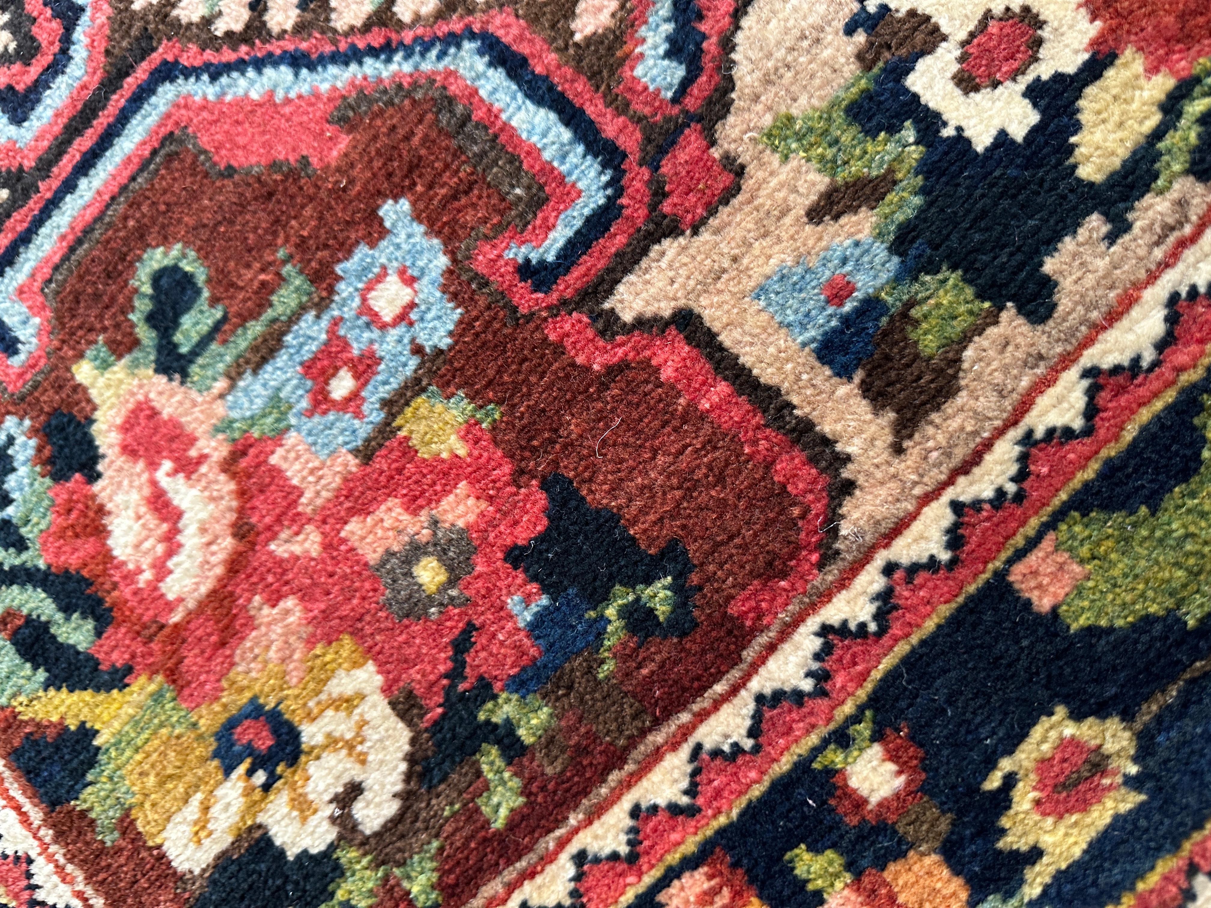 Milieu du XXe siècle Tapis d'accent persan à fleurs anciennes en vente