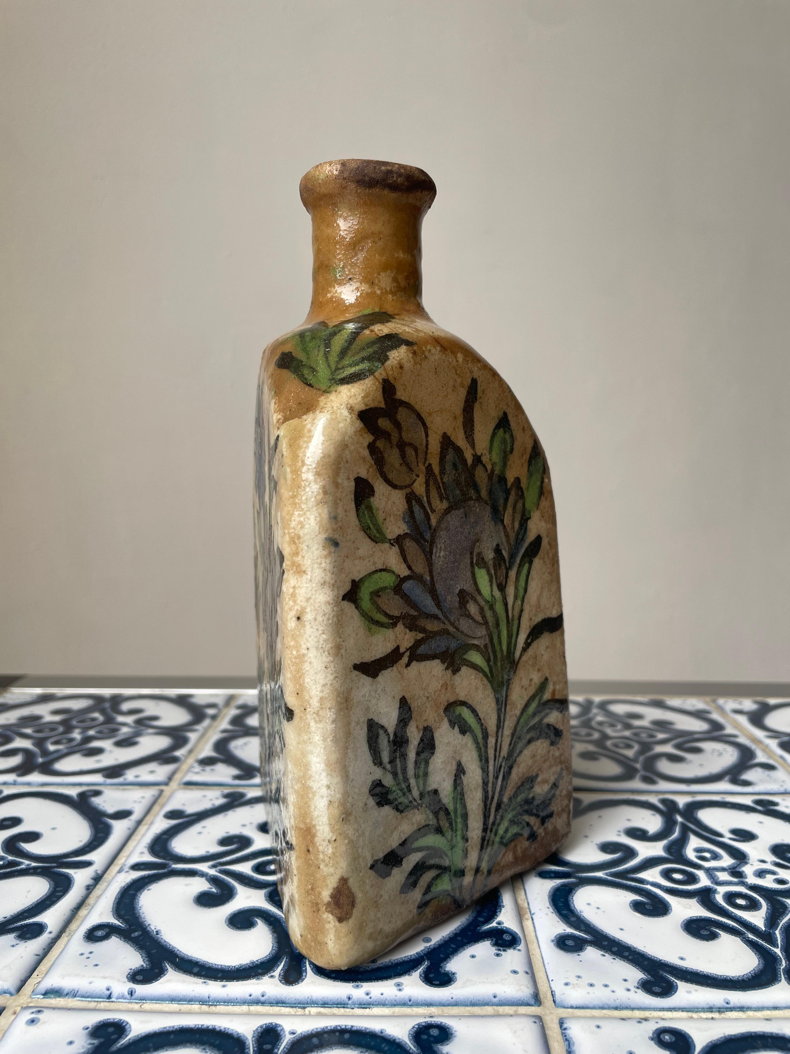 Antike, geblümte persische Qajar-Töpferwaren-Teeflask, spätes 19. Jahrhundert (Islamisch) im Angebot
