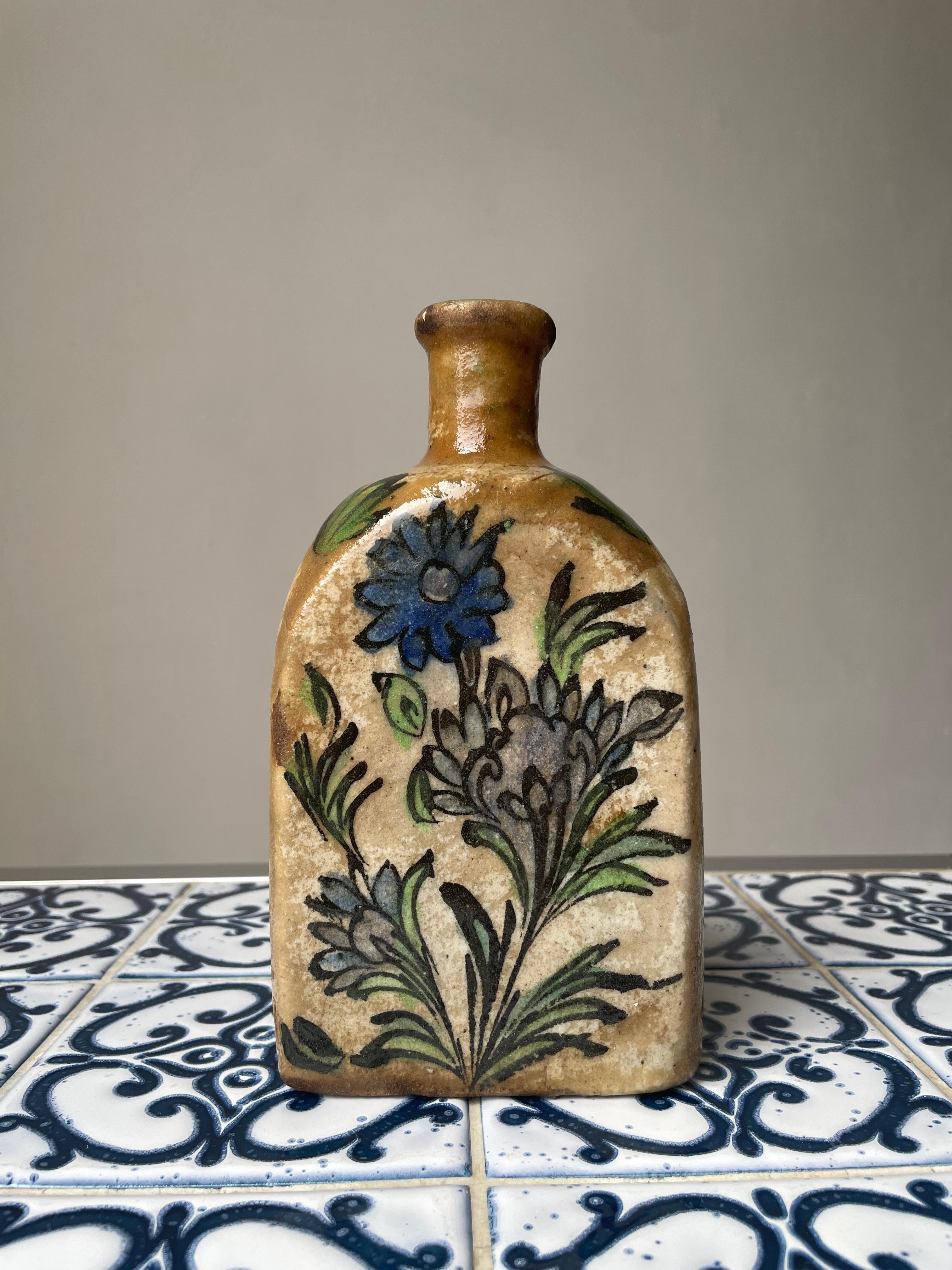 Perse Flacon à thé persan ancien en poterie de Qajar à fleurs, fin du 19ème siècle en vente