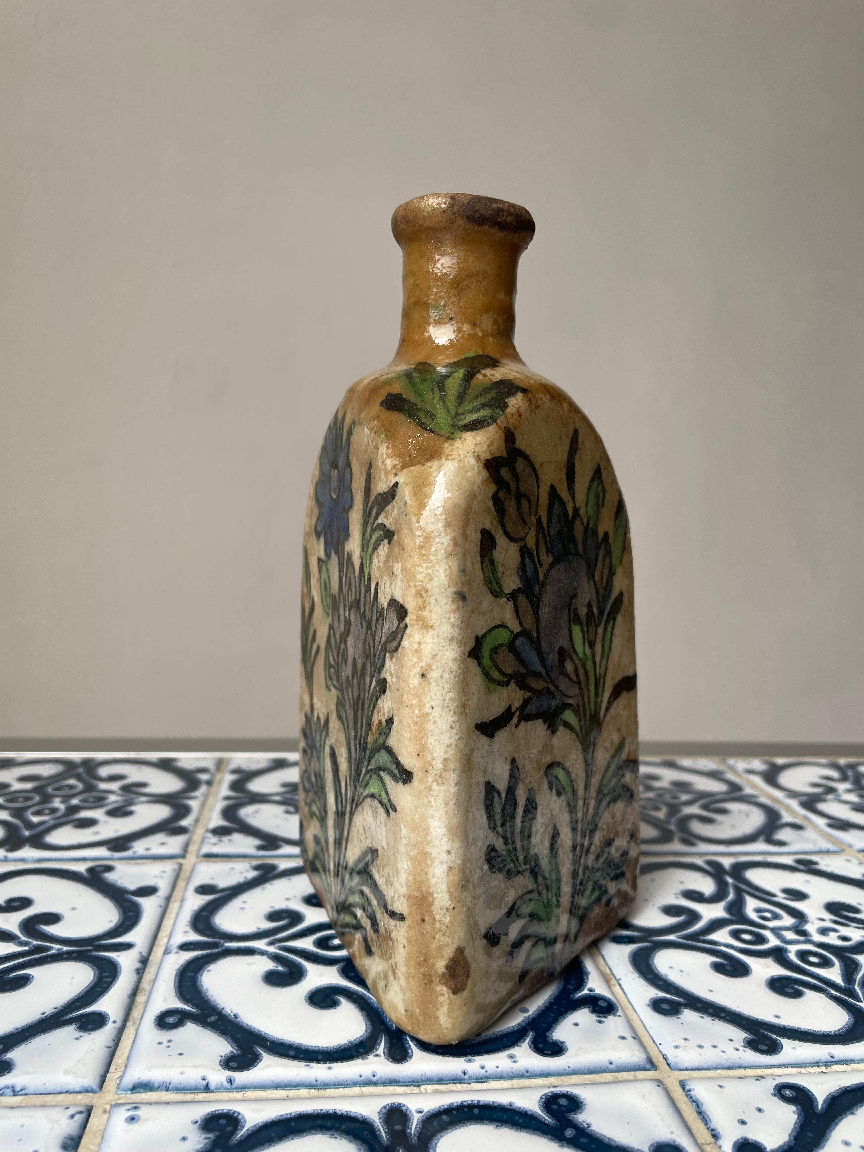 Antike, geblümte persische Qajar-Töpferwaren-Teeflask, spätes 19. Jahrhundert (Handbemalt) im Angebot