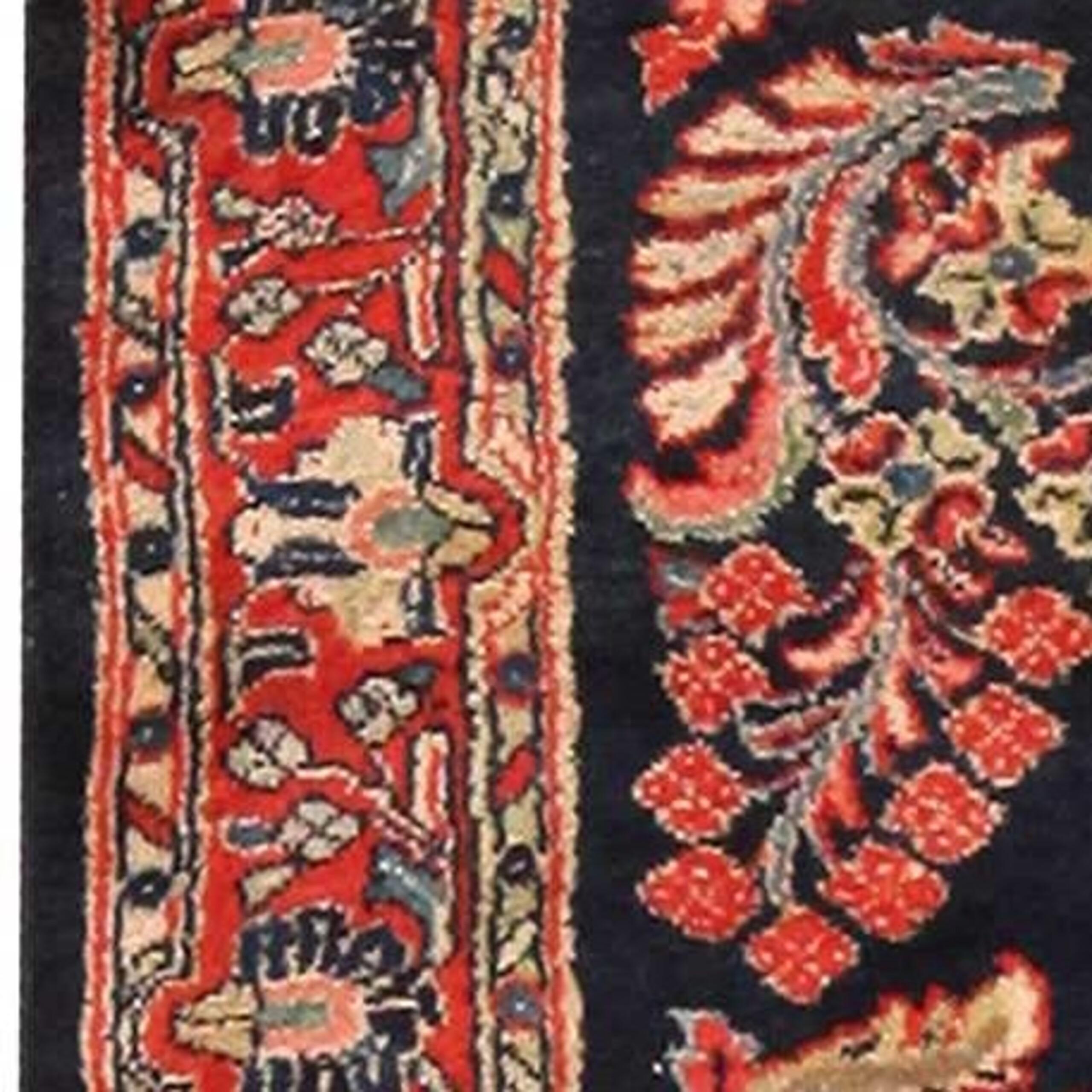 Fine Blue Background Antique Floral Persian Sarouk Hallway Runner Rug, Country of Origin: Persien, CIRCA Datum: 1920. Größe: 0,91 m x 3,4 m (3 ft x 11 ft 2 in)