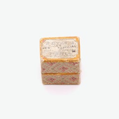 Caja rectangular de cartón antigua con motivos florales para anillos, con interior de terciopelo azul