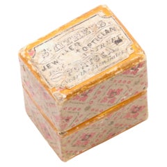 Caja rectangular de cartón antigua con motivos florales para anillos, con interior de terciopelo azul