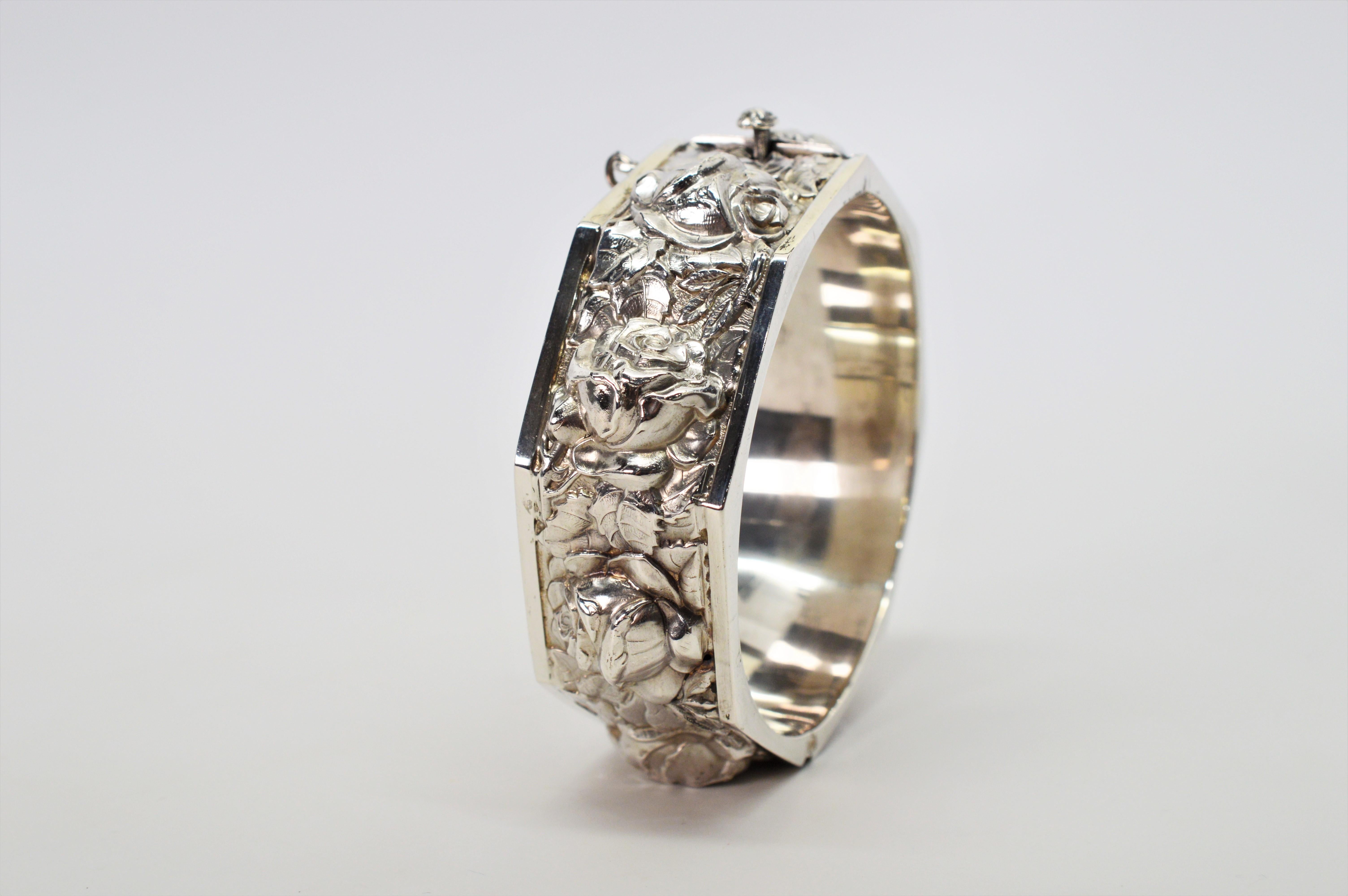 Antique Floral Silver Bangle Bracelet In Good Condition For Sale In Mount Kisco, NY