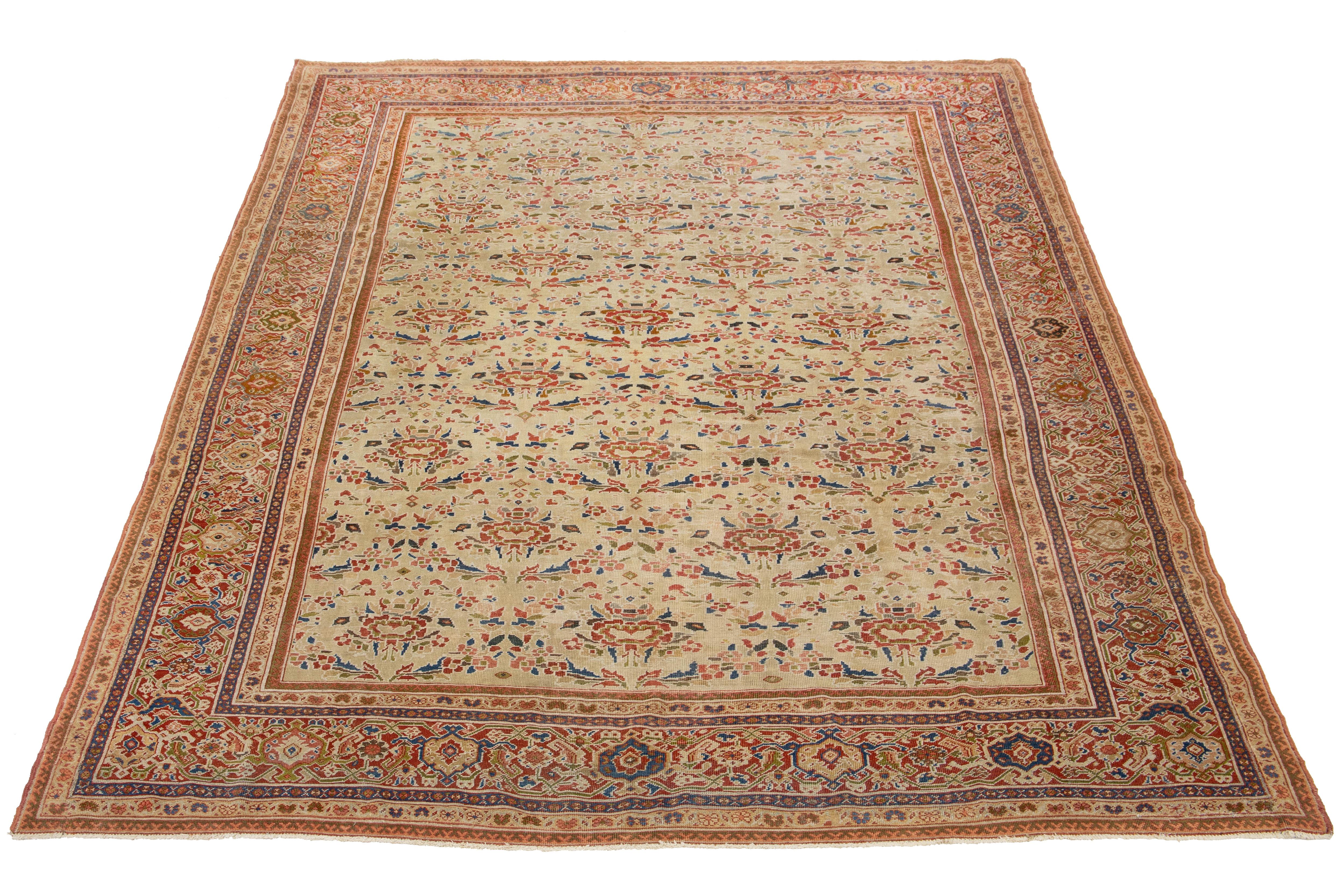 Questo tappeto di dimensioni pari a quelle di una stanza presenta una splendida base beige-marrone, ornata da intricati motivi floreali nei toni del ruggine, del verde e del blu. Questi design mettono in risalto la maestria e l'artigianalità degli