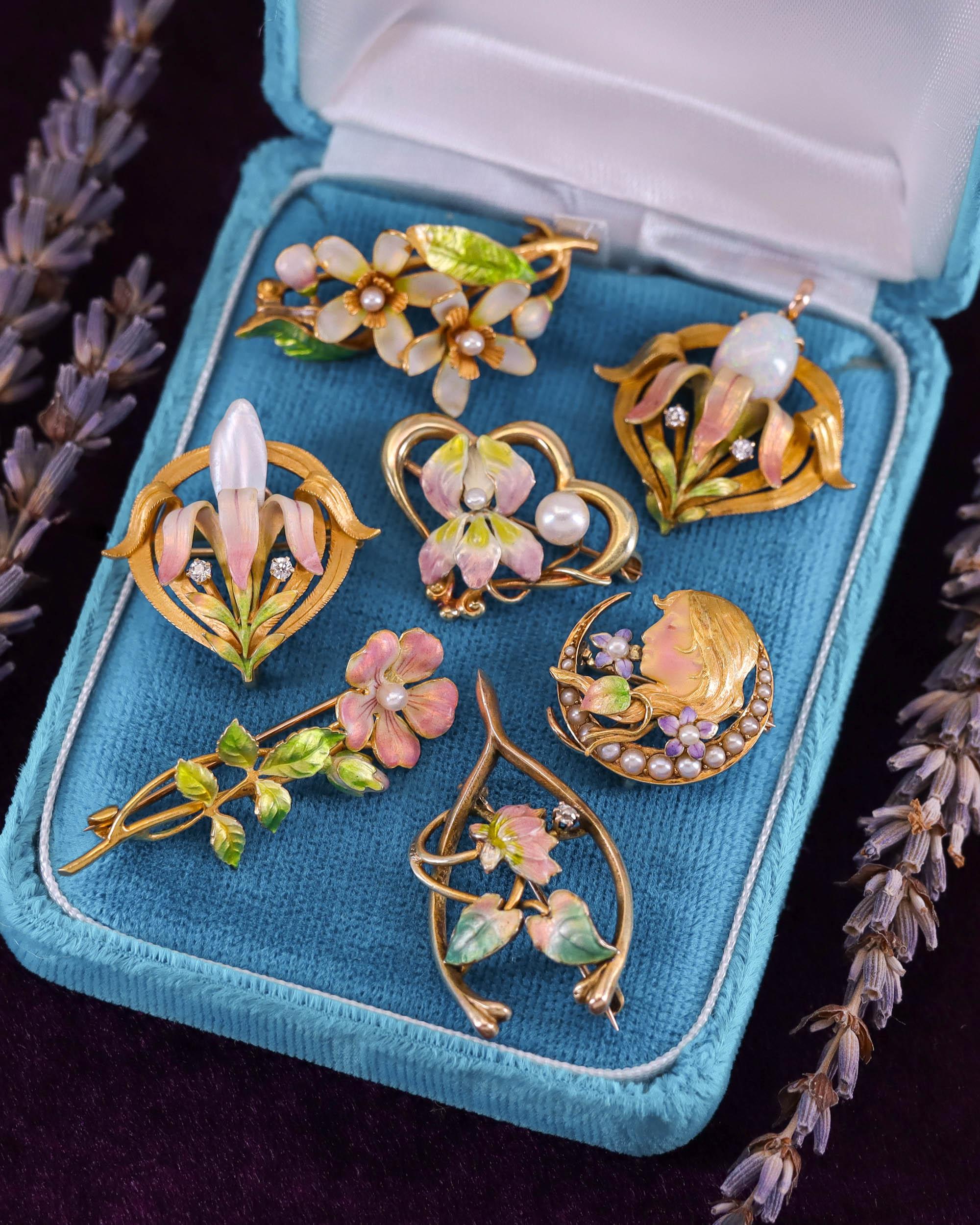Antiguo Broche Floral Wishbone de Oro de 14k en Bueno estado para la venta en Lewisburg, PA