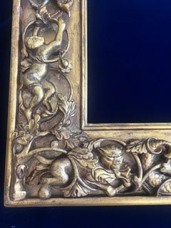 Cadre ancien Florentine sculpté à la main avec des sculptures allégoriques et mythologiques