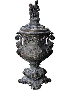 ANTIQUE FLORENTINE VASE IN HAND-EMBOSSED BRONZE, H53CM 19th Century