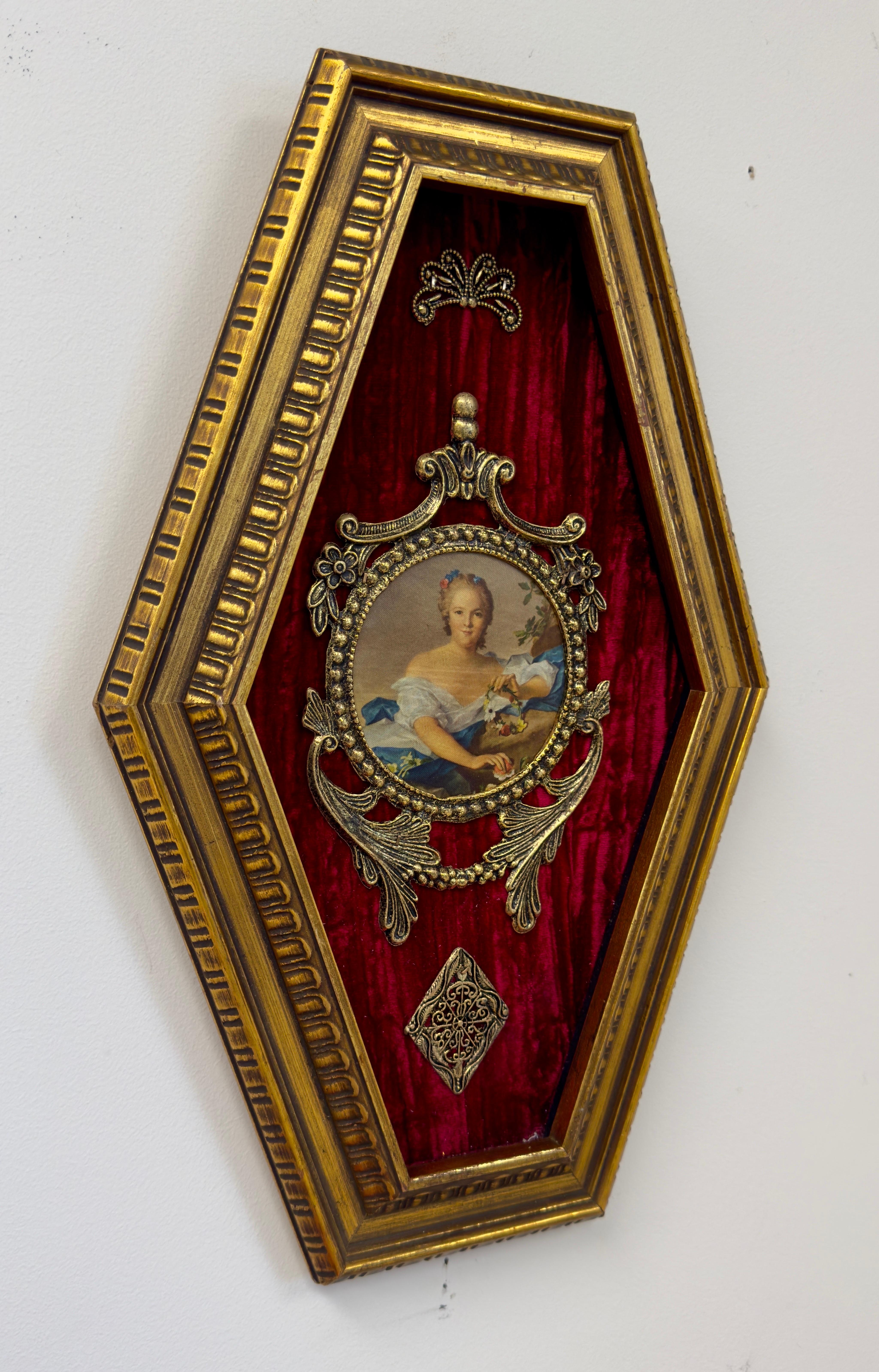 Ein antikes Florentine viktorianischen runden handgemalten Porträt einer Dame auf Leinwand in einer sehr eleganten Plakette mit rotem Samt Hintergrund präsentiert. Das Porträt ist mit floralen und akanthusförmigen Messingornamenten verziert, die das