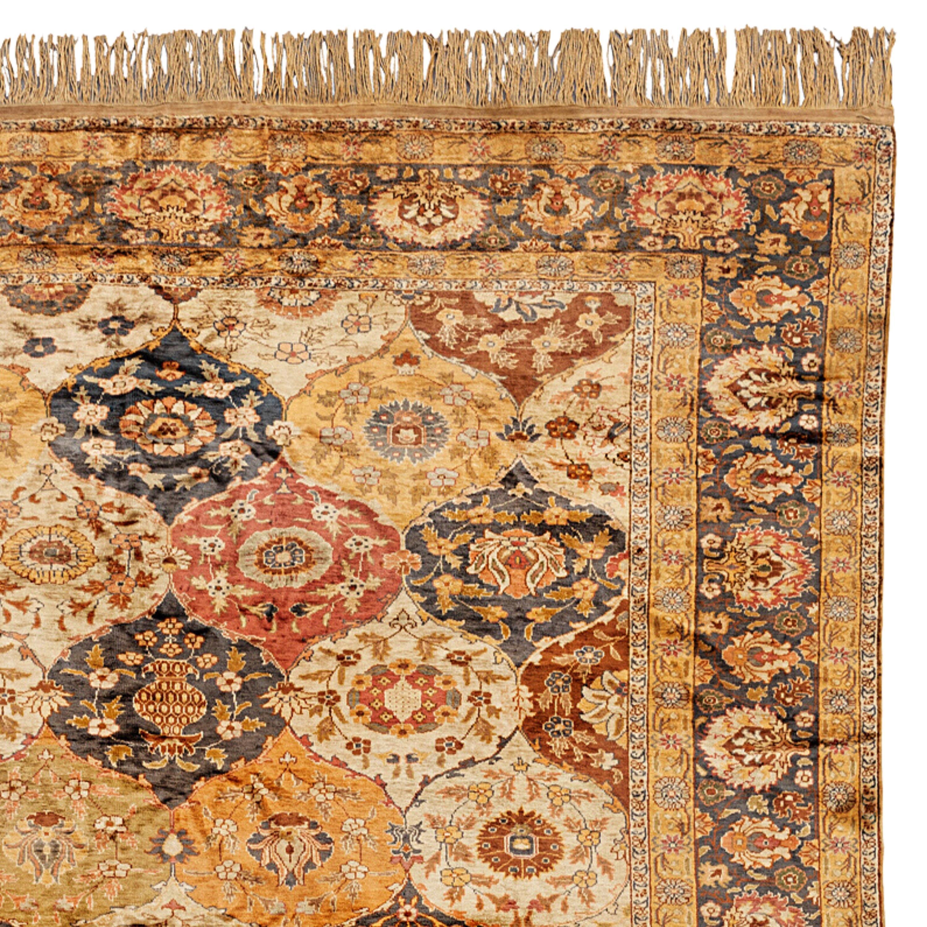 Antique Flosh Rug - 20th Century Kayseri Flosh Rug, Silk & Wool Blend Rug In Good Condition For Sale In Sultanahmet, 34