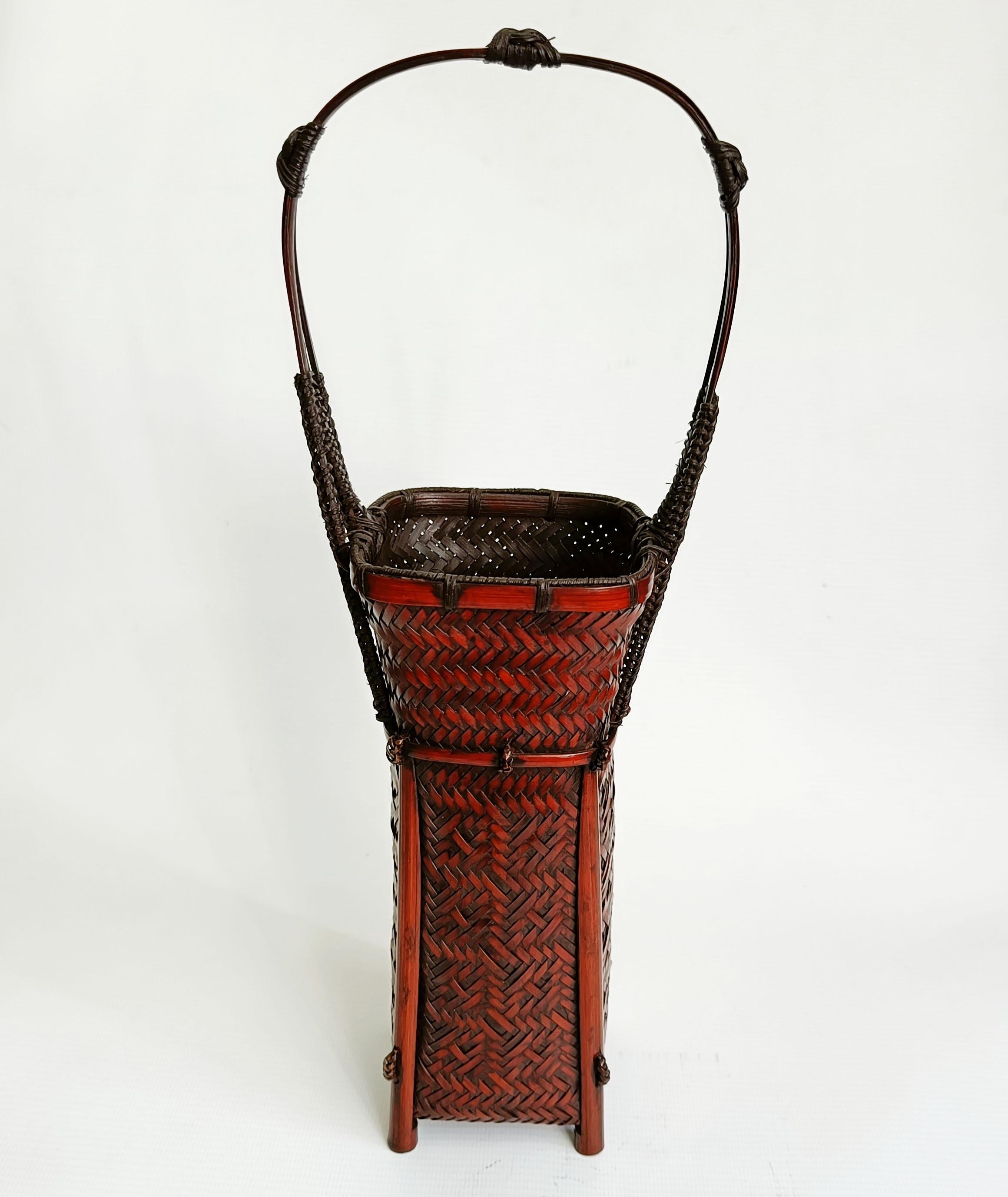 Antique Flower basket  Laos 
A superbly intricately crafted elegant bamboo flower basket with handle from Laos South East Asia
Period early 20th century.
Fine condition
 