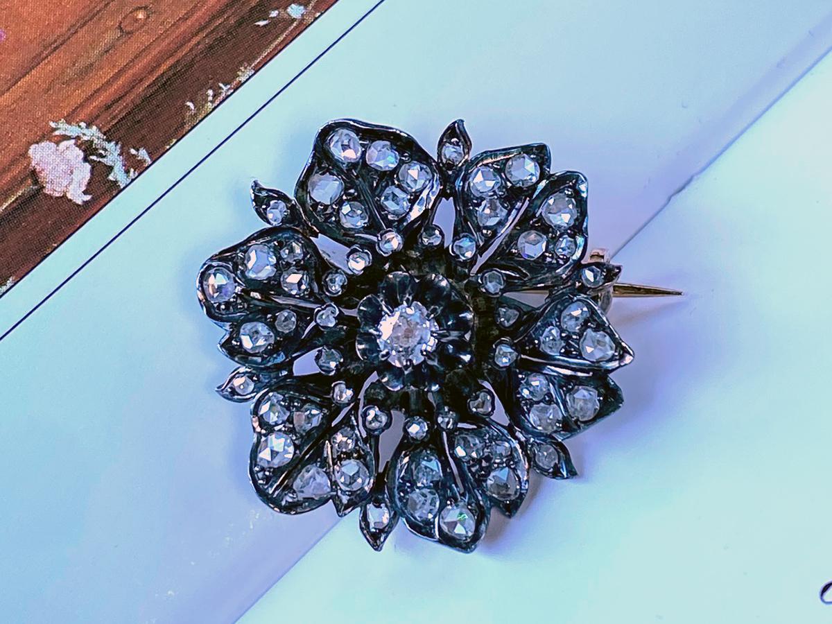 Antiguo broche de flor, circa 1870

Oro amarillo, plata patinada, diamantes talla antigua 

peso del broche - 8 gramos

medidas del broche - 0.43 х 0.98 х 1.02 in / 11 х 25 х 26 mm