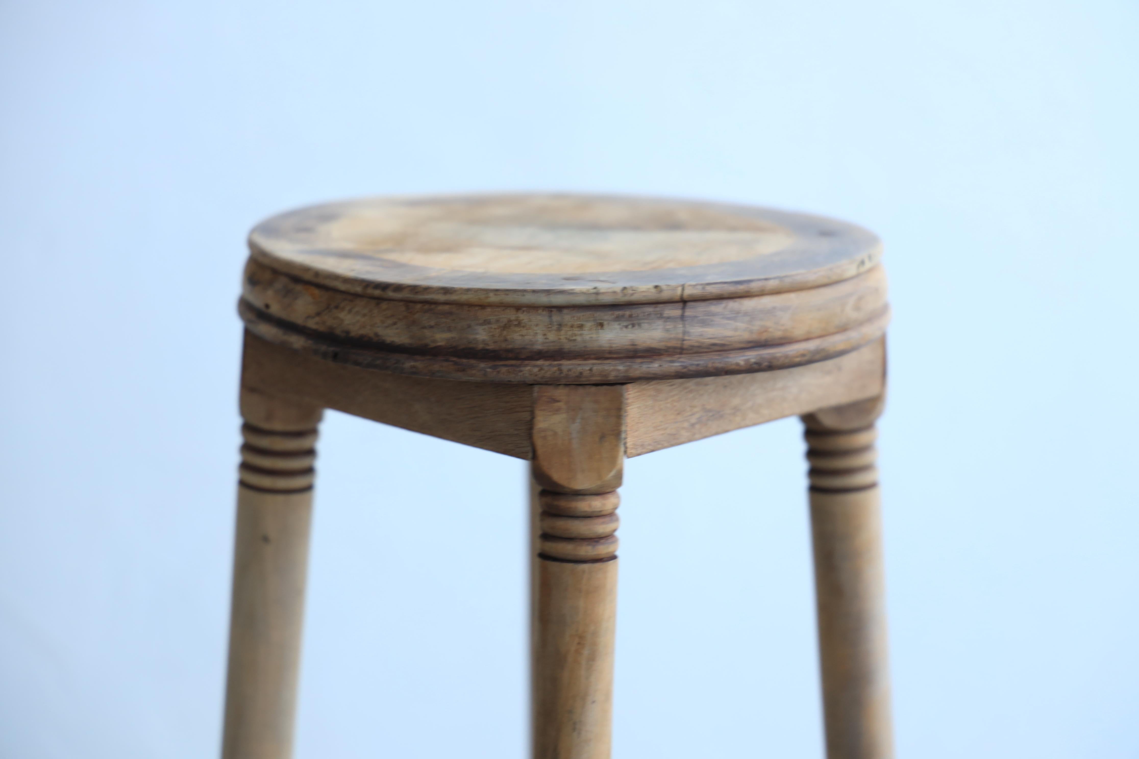 Support en bois de cerisier de la période Taisho avec de belles décorations délicates.

Il se caractérise par de gracieux pieds de tour et un plateau rond, ce qui en fait une pièce rare et difficile à trouver.
Son attrait réside dans la texture