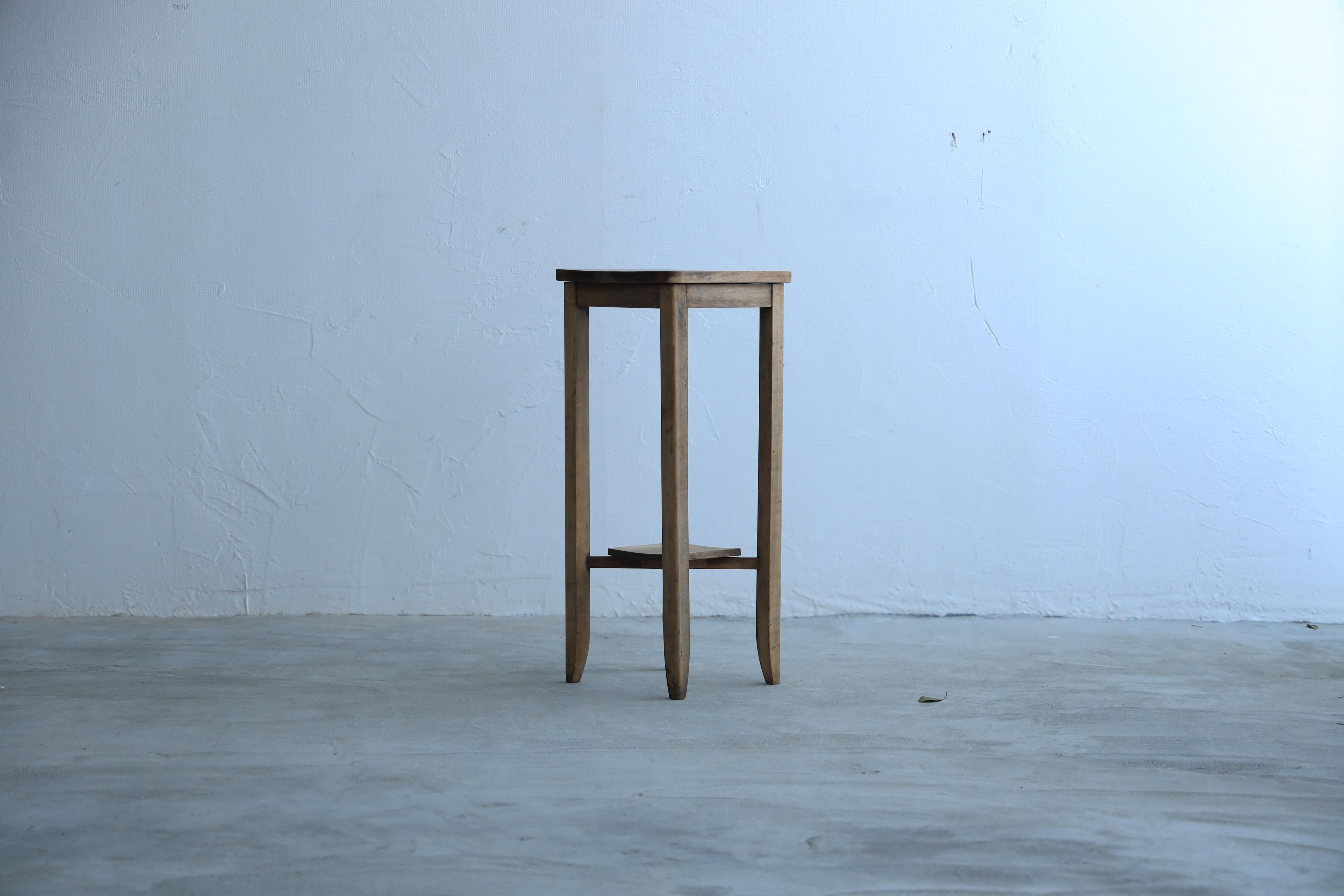 This is a slender and tall flower stand from the Taisho period.

The straight lines and the prominent curved decorations and chamfers here and there are exquisitely combined to create a unique appearance that gives a simple yet elegant