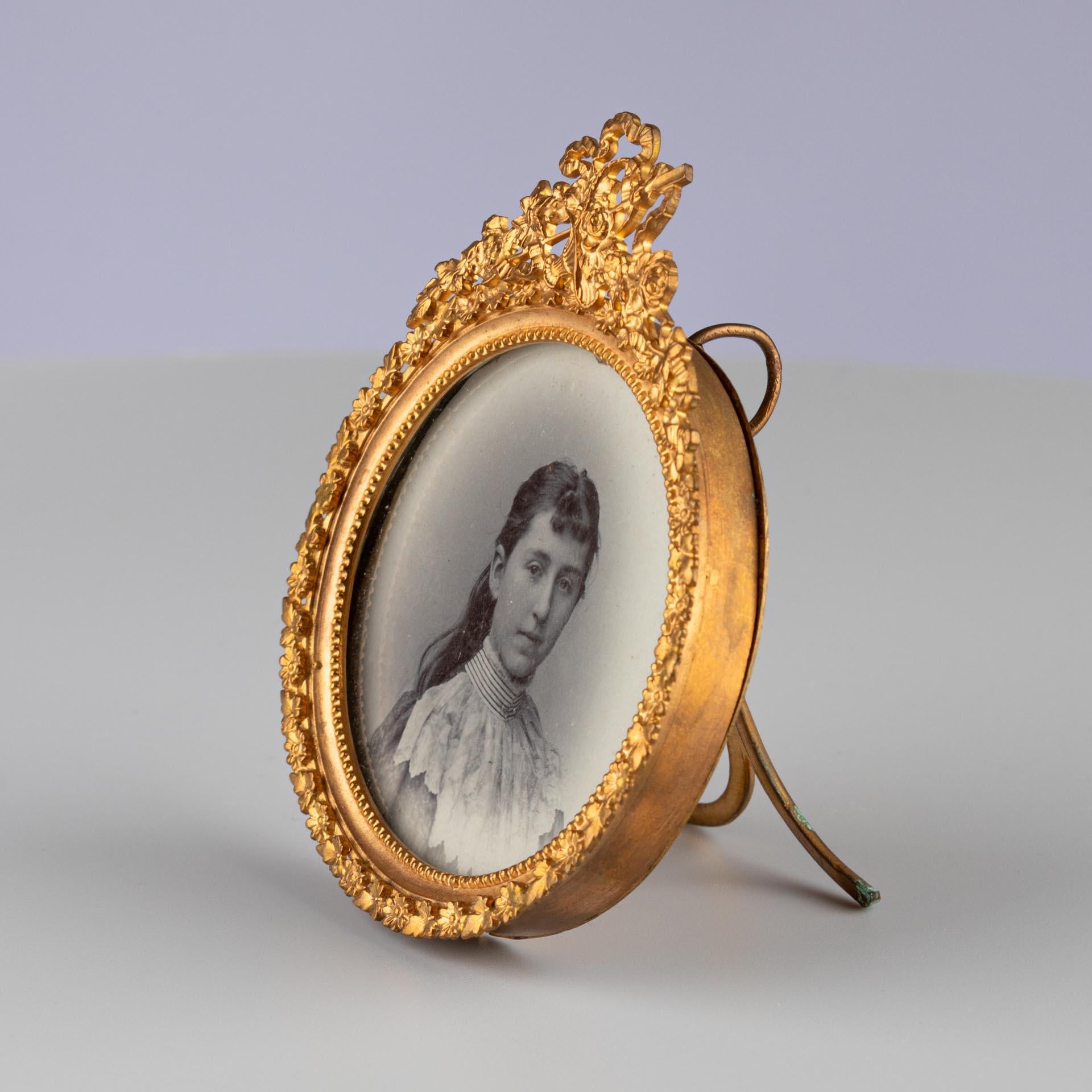 Victorien Cadre photo ancien fleuri, France, vers 1880, 6 x 6 cm en vente