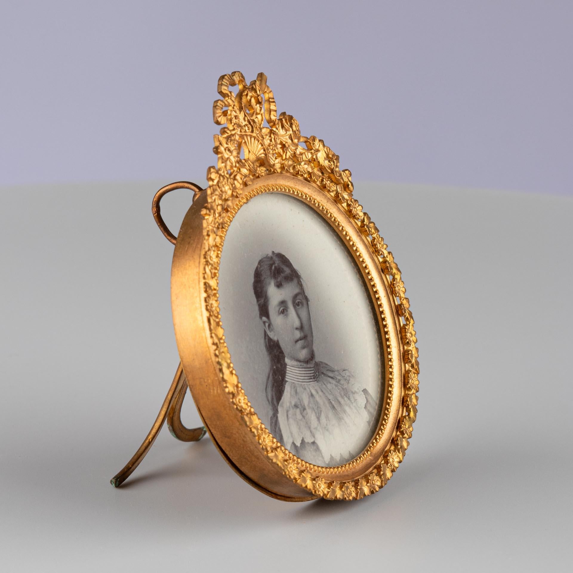 Cadre photo ancien fleuri, France, vers 1880, 6 x 6 cm Bon état - En vente à Greven, DE