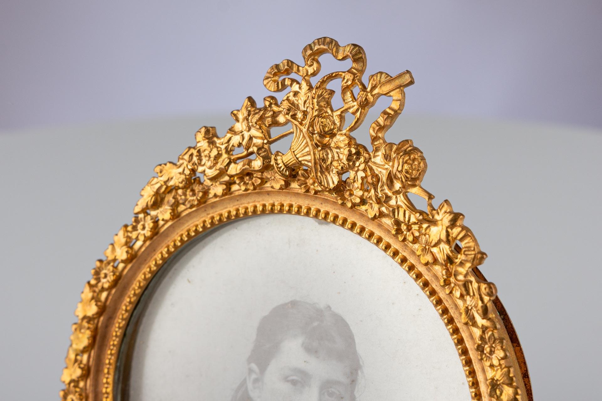 XIXe siècle Cadre photo ancien fleuri, France, vers 1880, 6 x 6 cm en vente