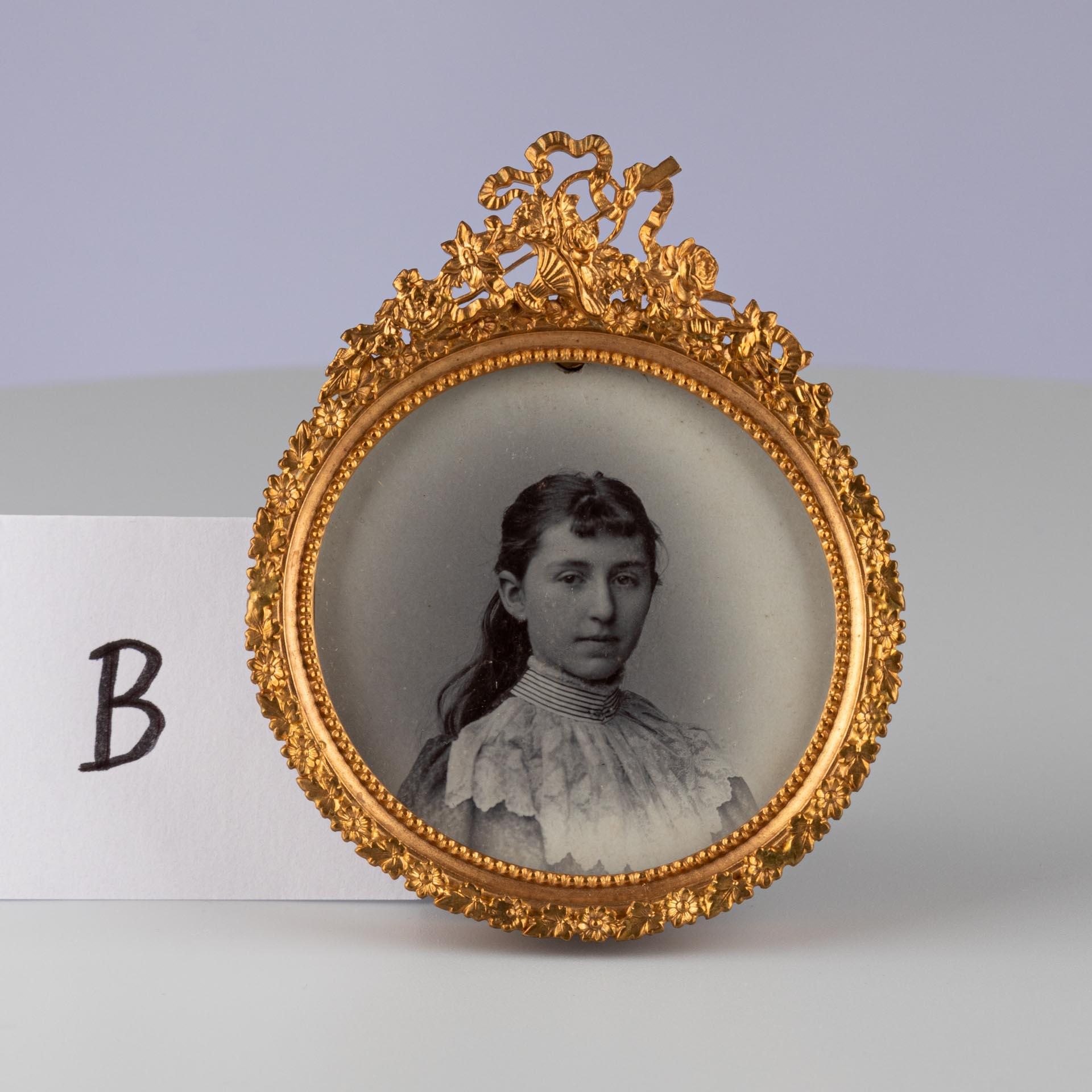 Cadre photo ancien fleuri, France, vers 1880, 6 x 6 cm en vente 2