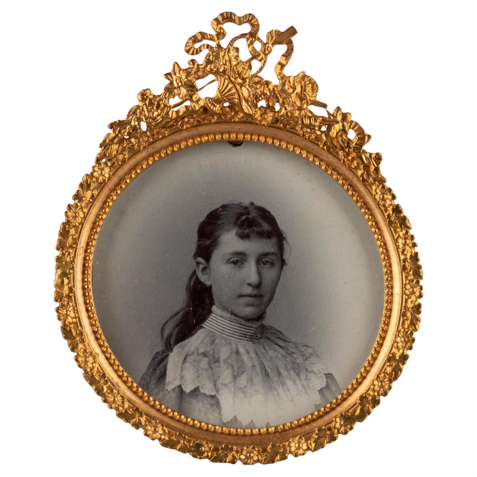 Cadre photo ancien fleuri, France, vers 1880, 6 x 6 cm