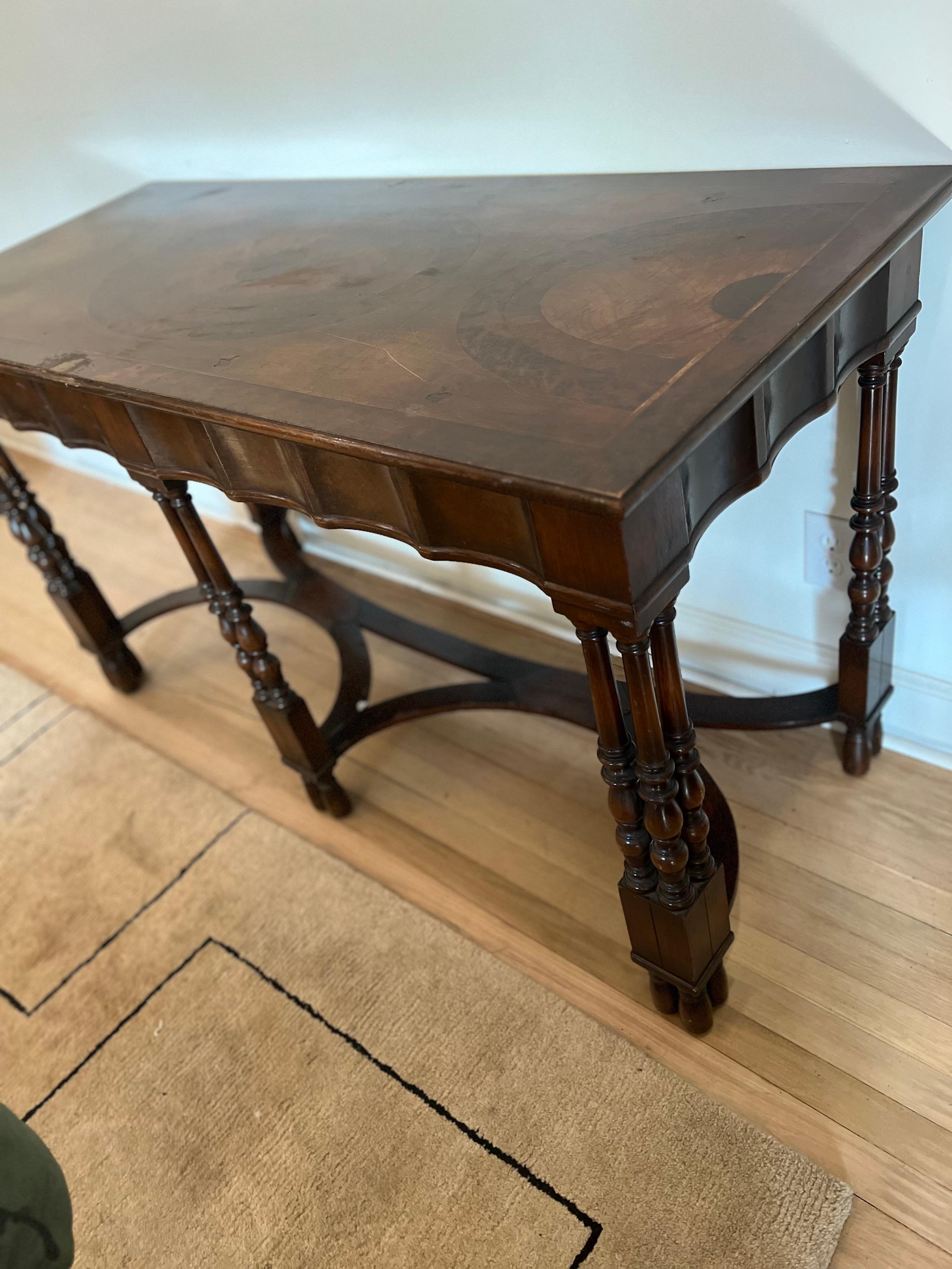 Ancienne table console de bibliothèque coloniale cannelée pour W. & J. Sloane  État moyen - En vente à Los Angeles, CA