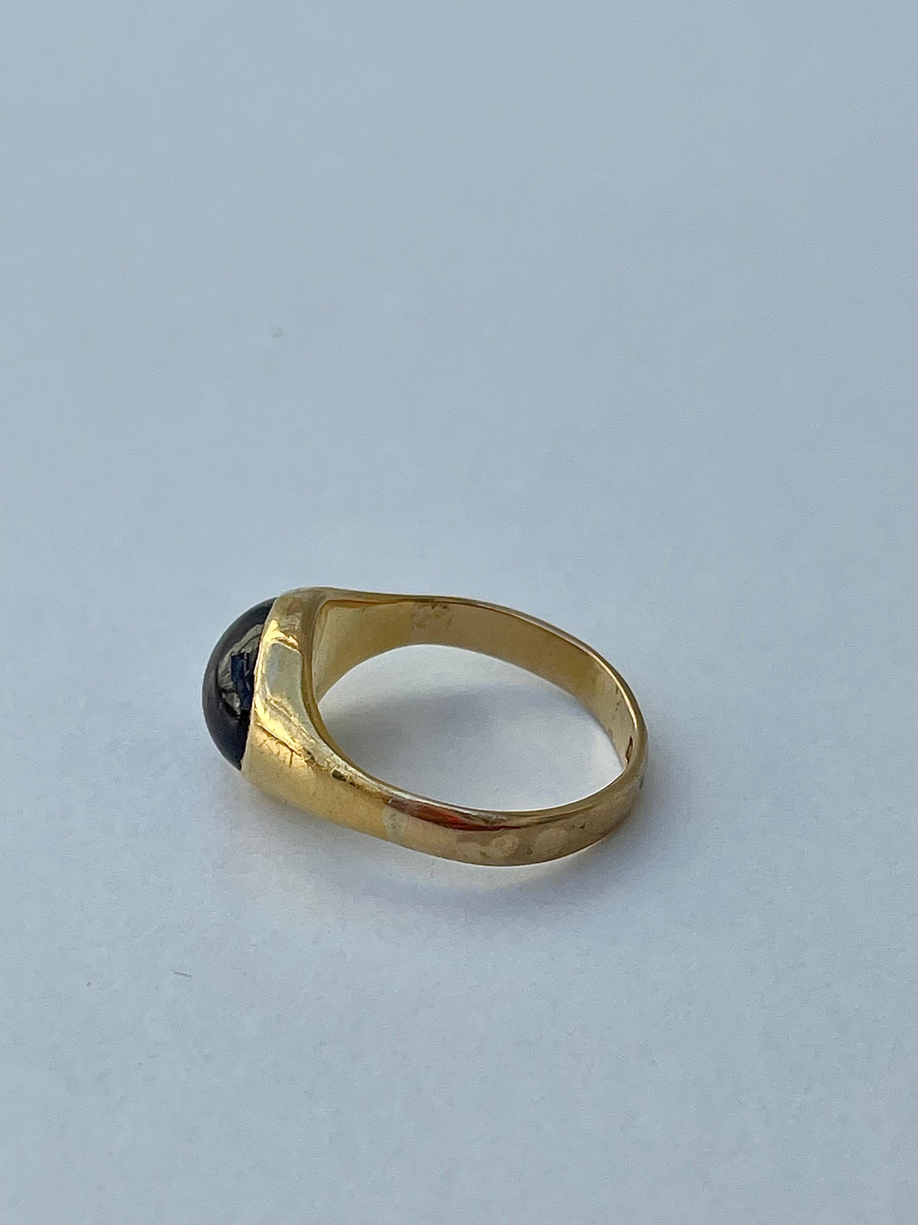 Antique Foiled Cabochon Garnet 18ct Yellow Gold Signet Ring In Good Condition In Chipping Campden, GB