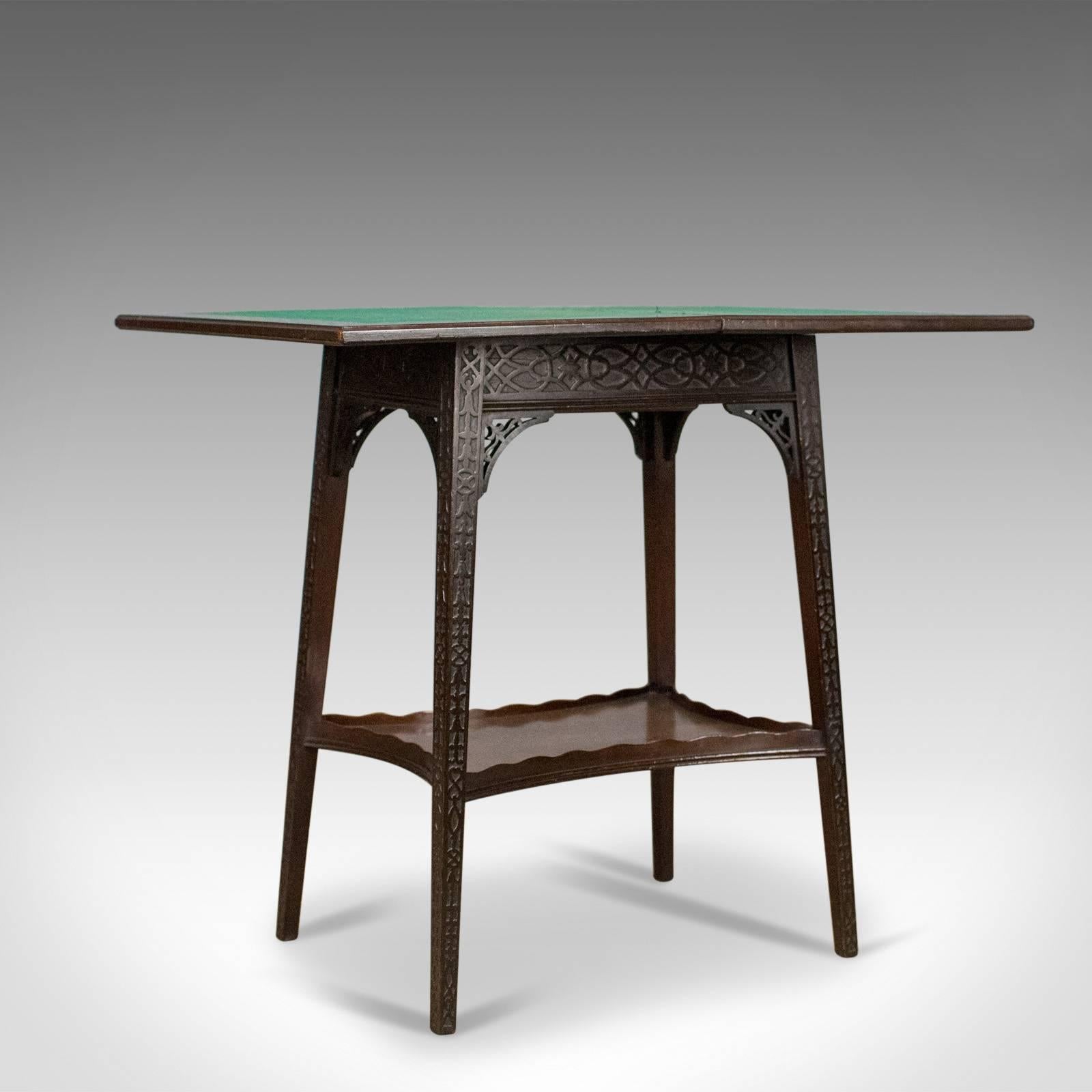 Se trata de una antigua mesa de juegos plegable con el nombre de Edwards & Roberts, una pieza inglesa de caoba del siglo XIX, hacia 1880.

De artesanía de calidad en una caoba oscura
En buenas proporciones y mostrando una deseable pátina