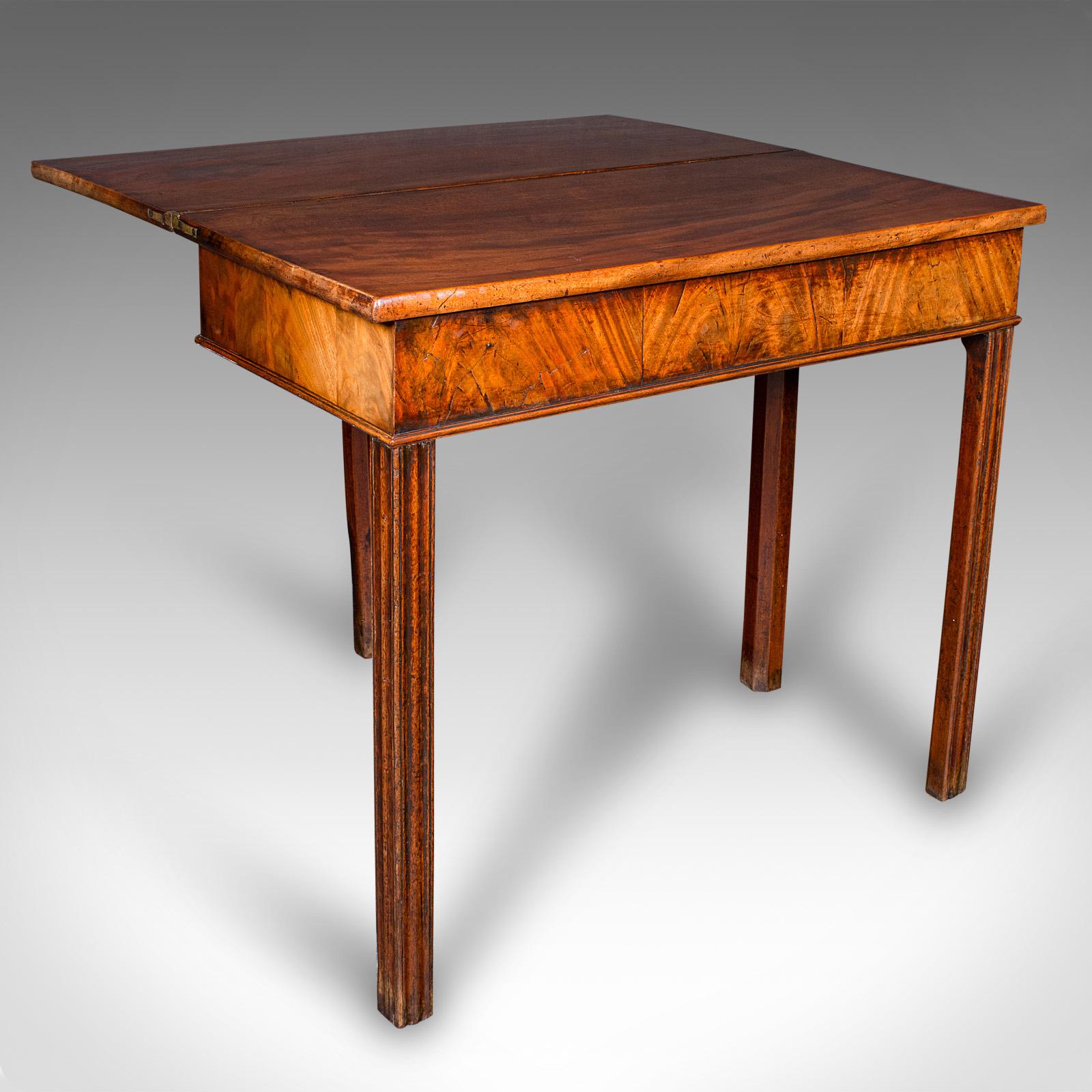 Unser Lagerbestand # 24868

Dies ist ein antiker umklappbarer Teetisch. Ein englischer Beistell- oder Kartentisch aus Mahagoni in der Chippendale-Manier aus der Mitte der georgianischen Periode, um 1750.

Wunderschön präsentierter Tisch mit einer
