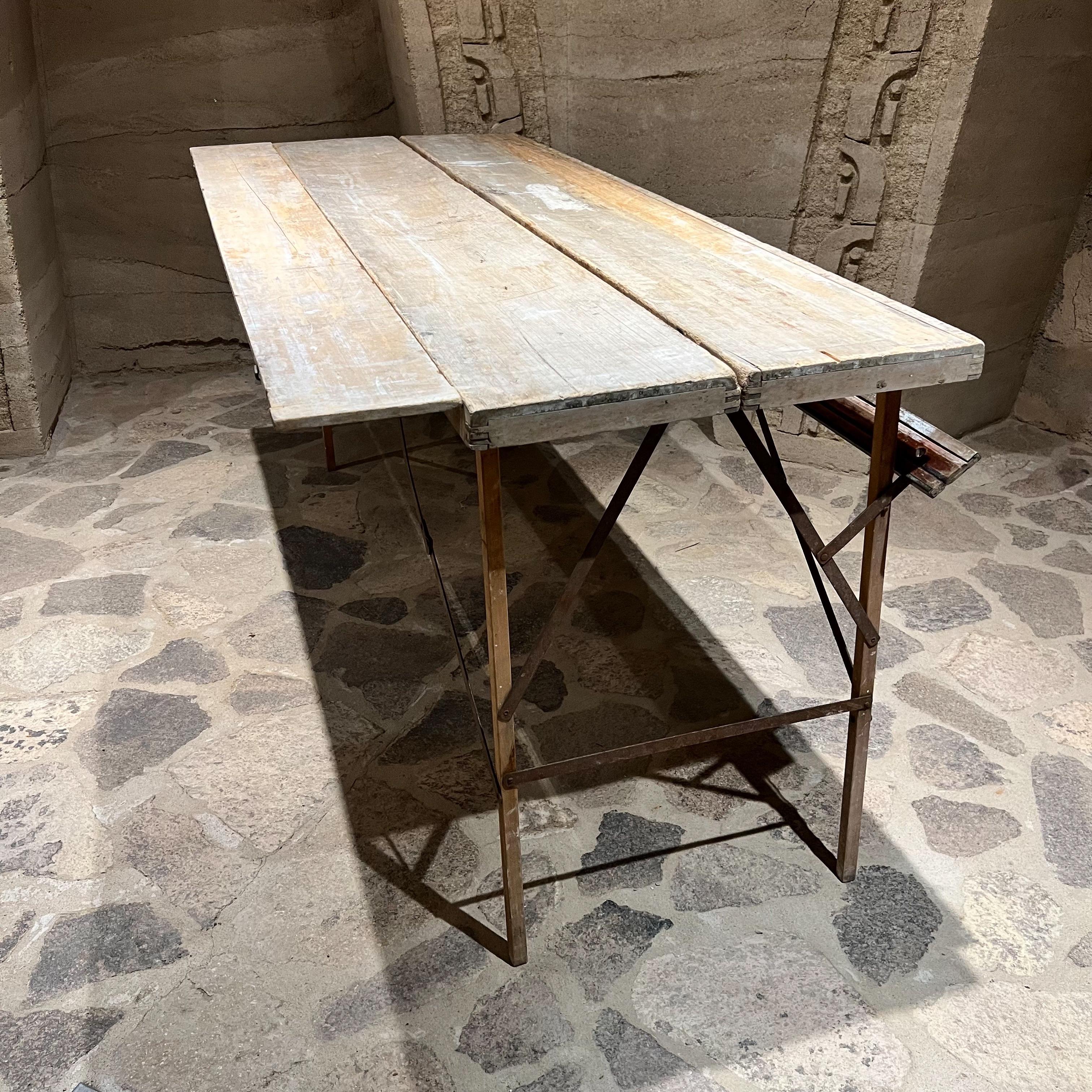 Table de travail pliable ancienne en bois papier peint en vente 4
