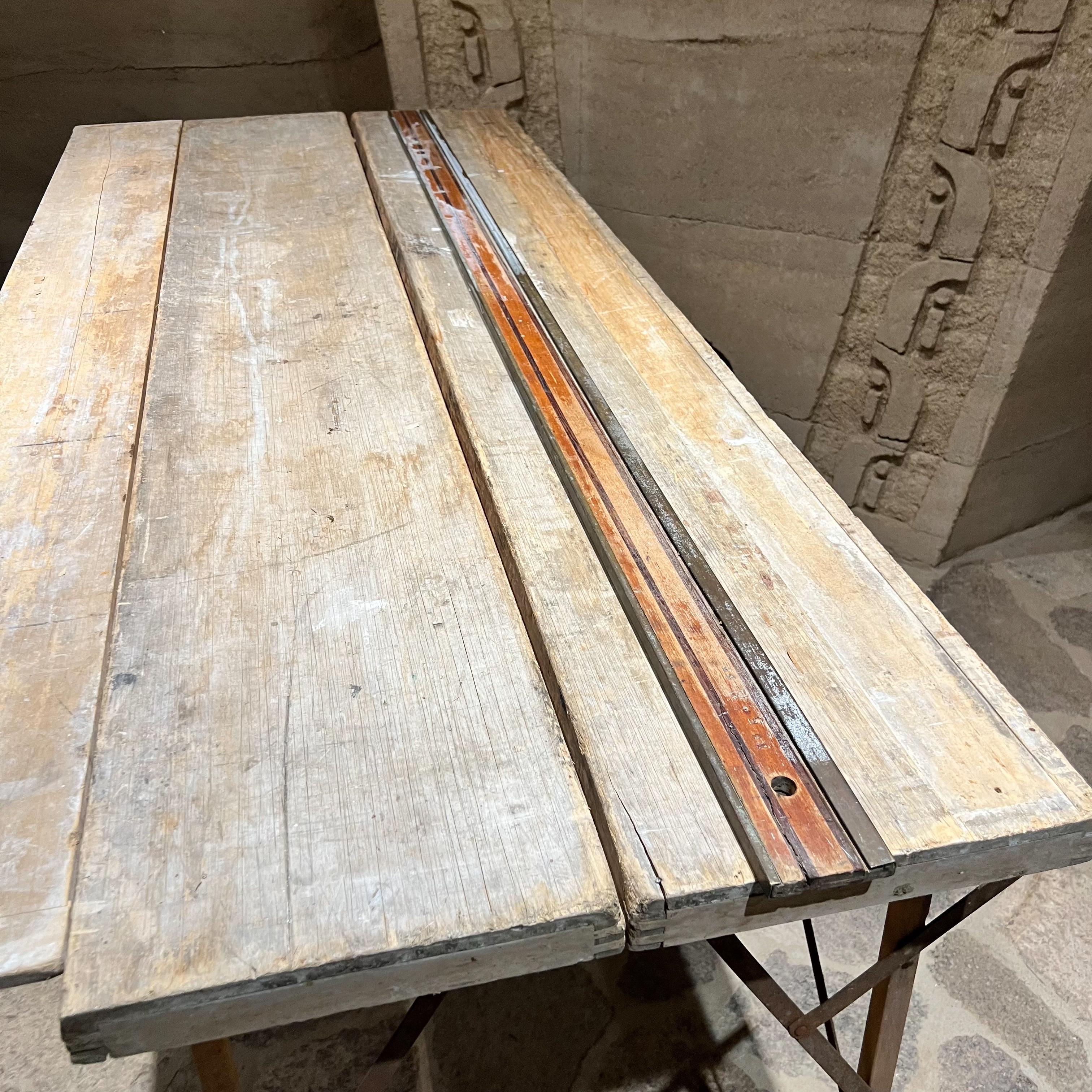 Table de travail pliable ancienne en bois papier peint en vente 5