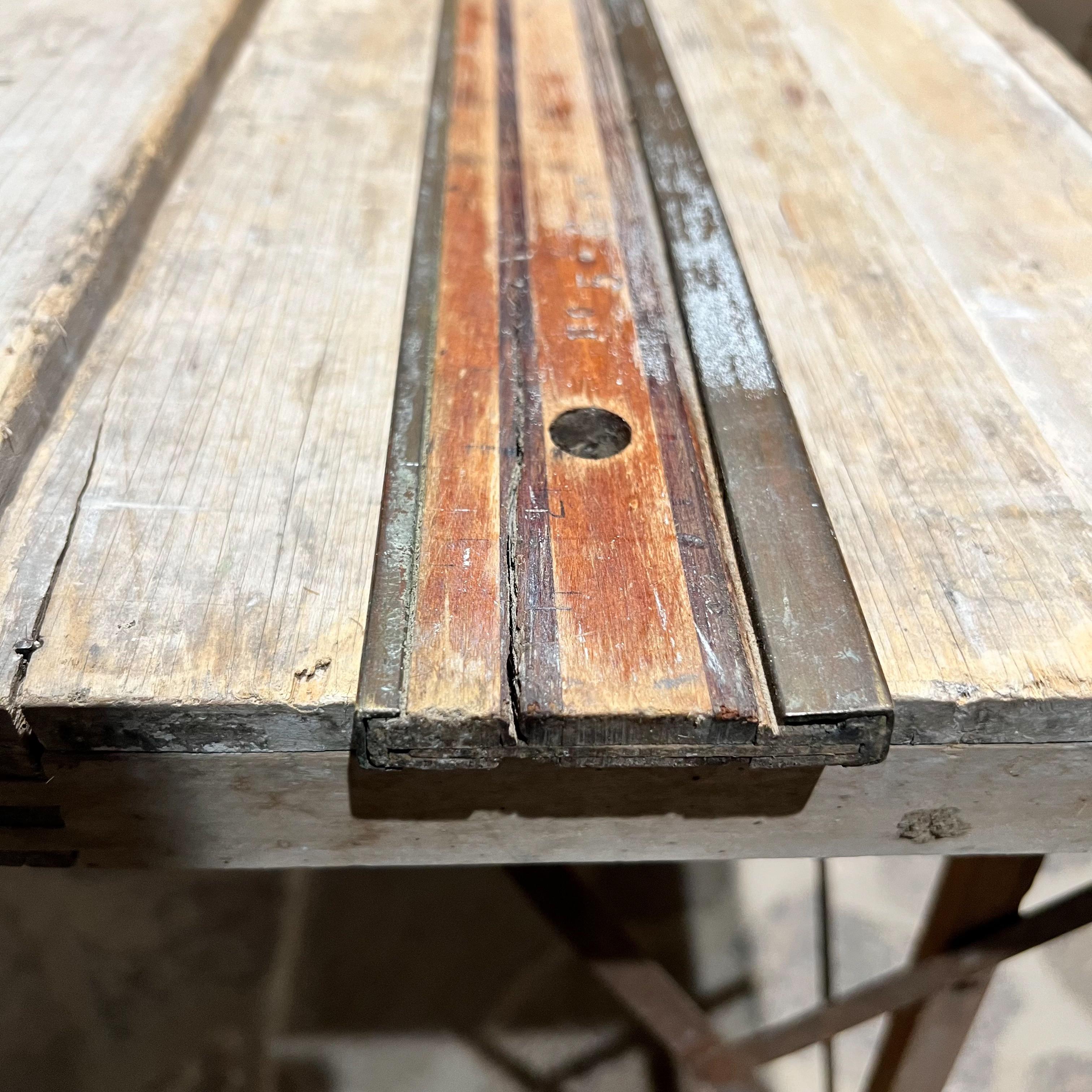 Table de travail pliable ancienne en bois papier peint en vente 6