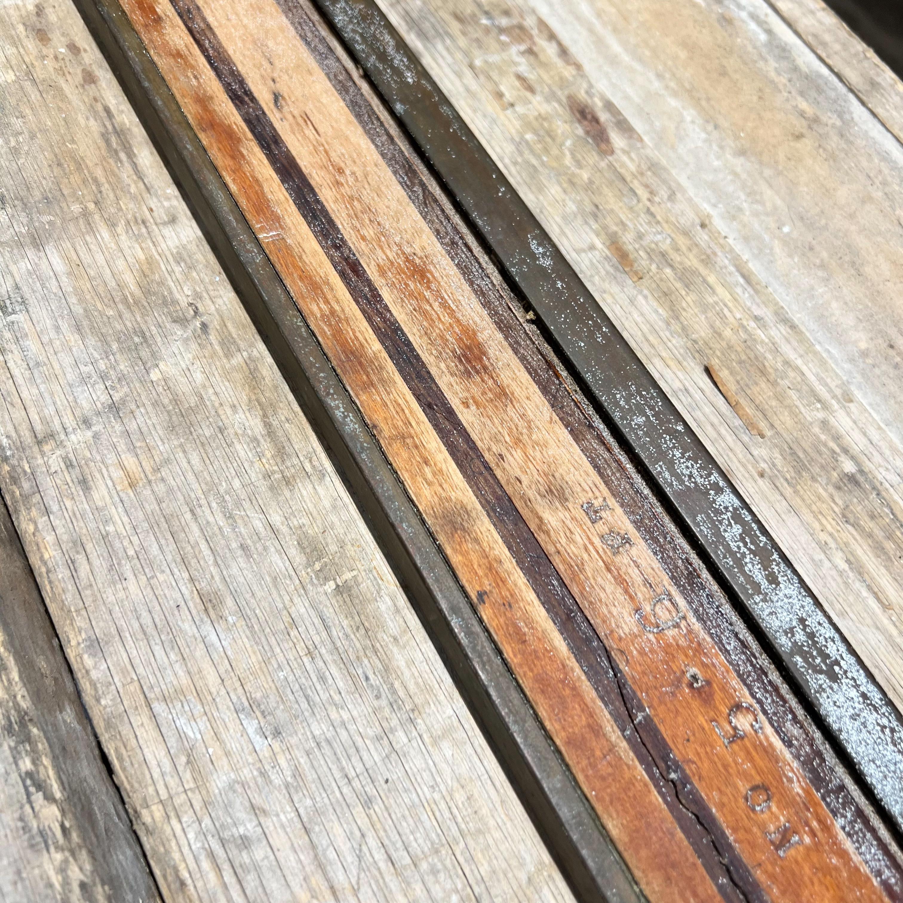 Table de travail pliable ancienne en bois papier peint en vente 7