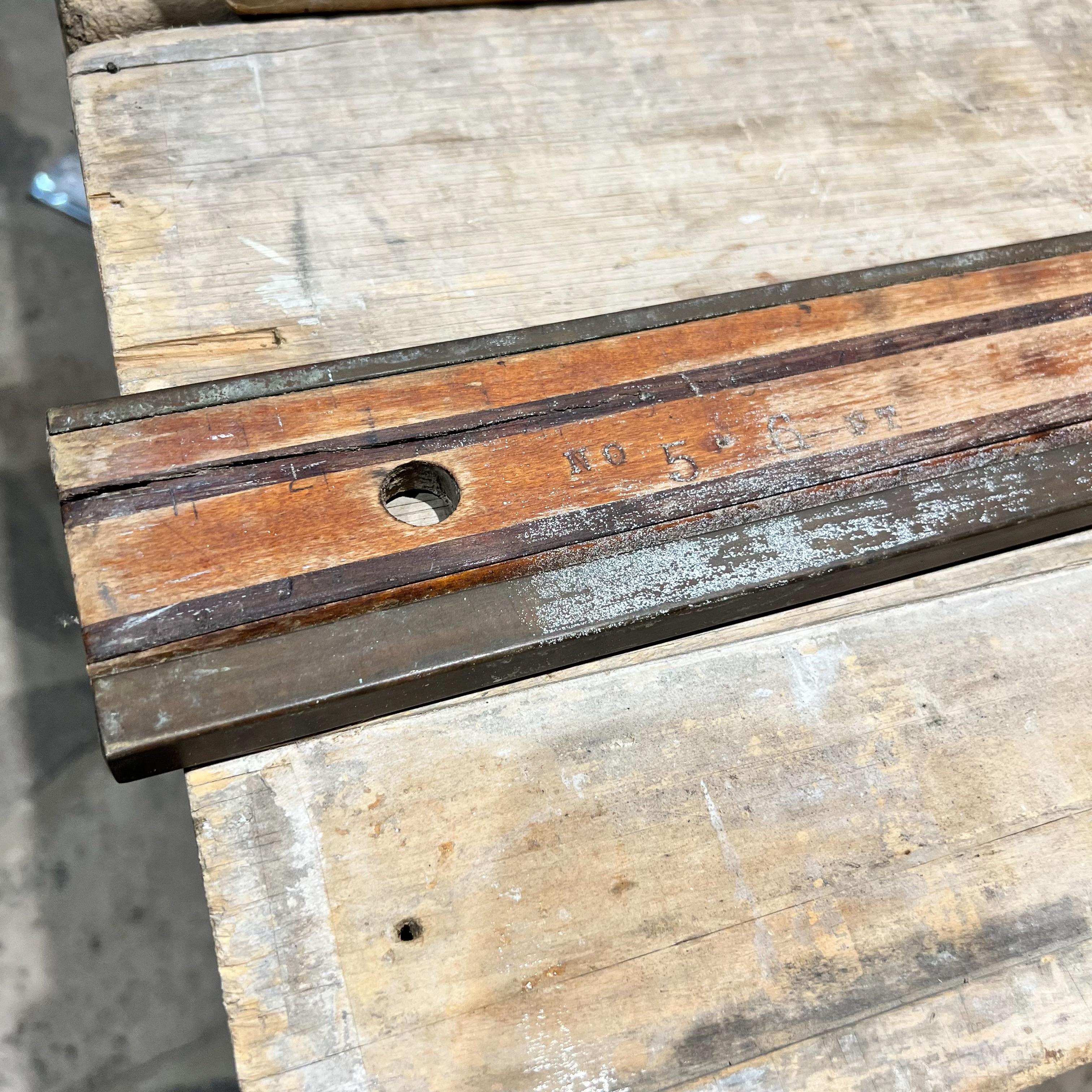 Table de travail pliable ancienne en bois papier peint en vente 10