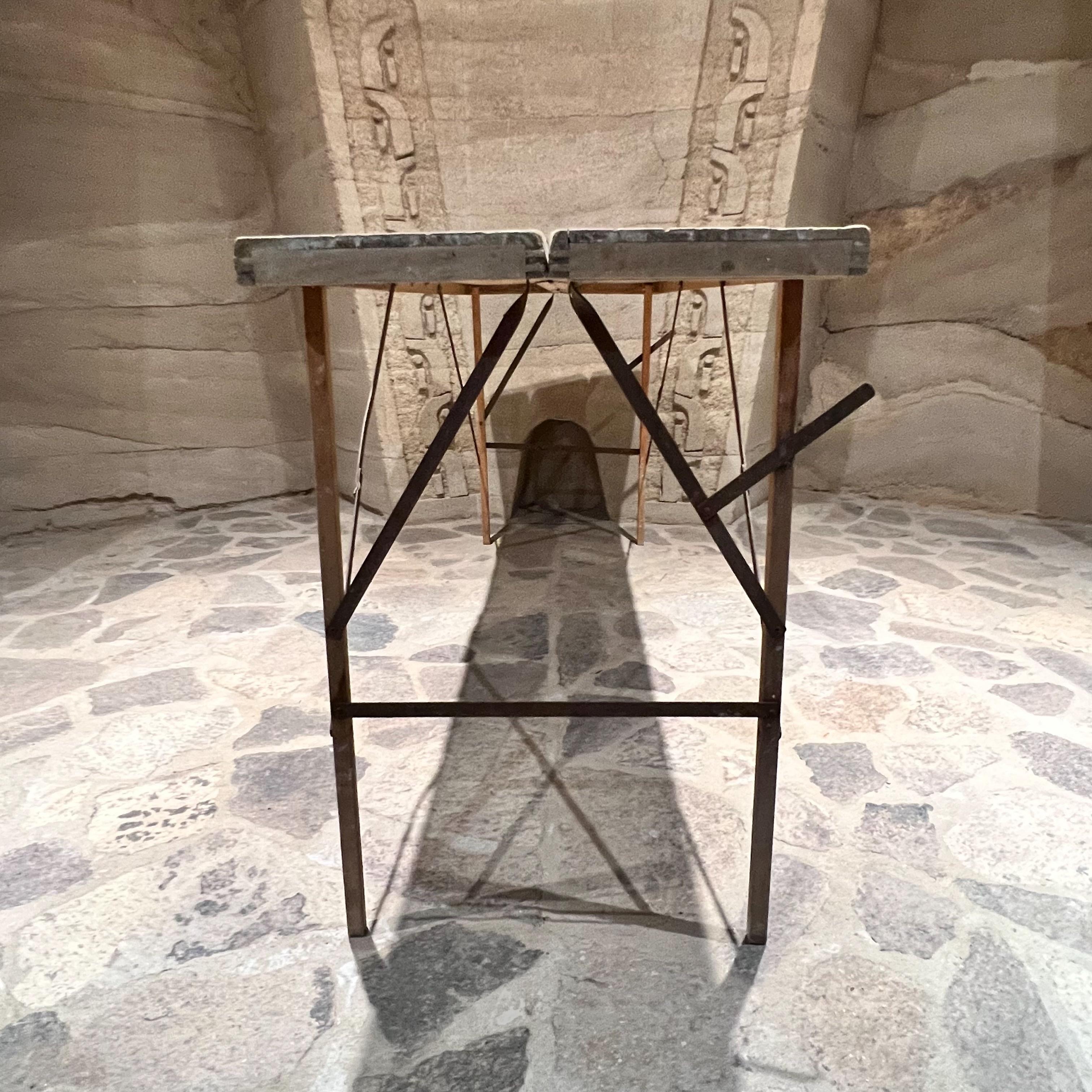 20ième siècle Table de travail pliable ancienne en bois papier peint en vente