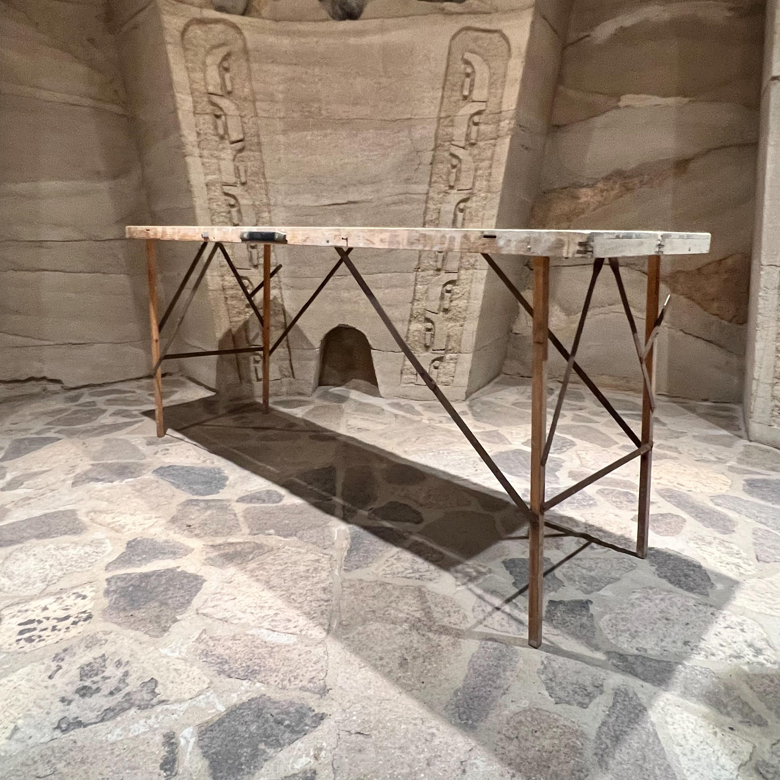 Table de travail pliable ancienne en bois papier peint en vente 2