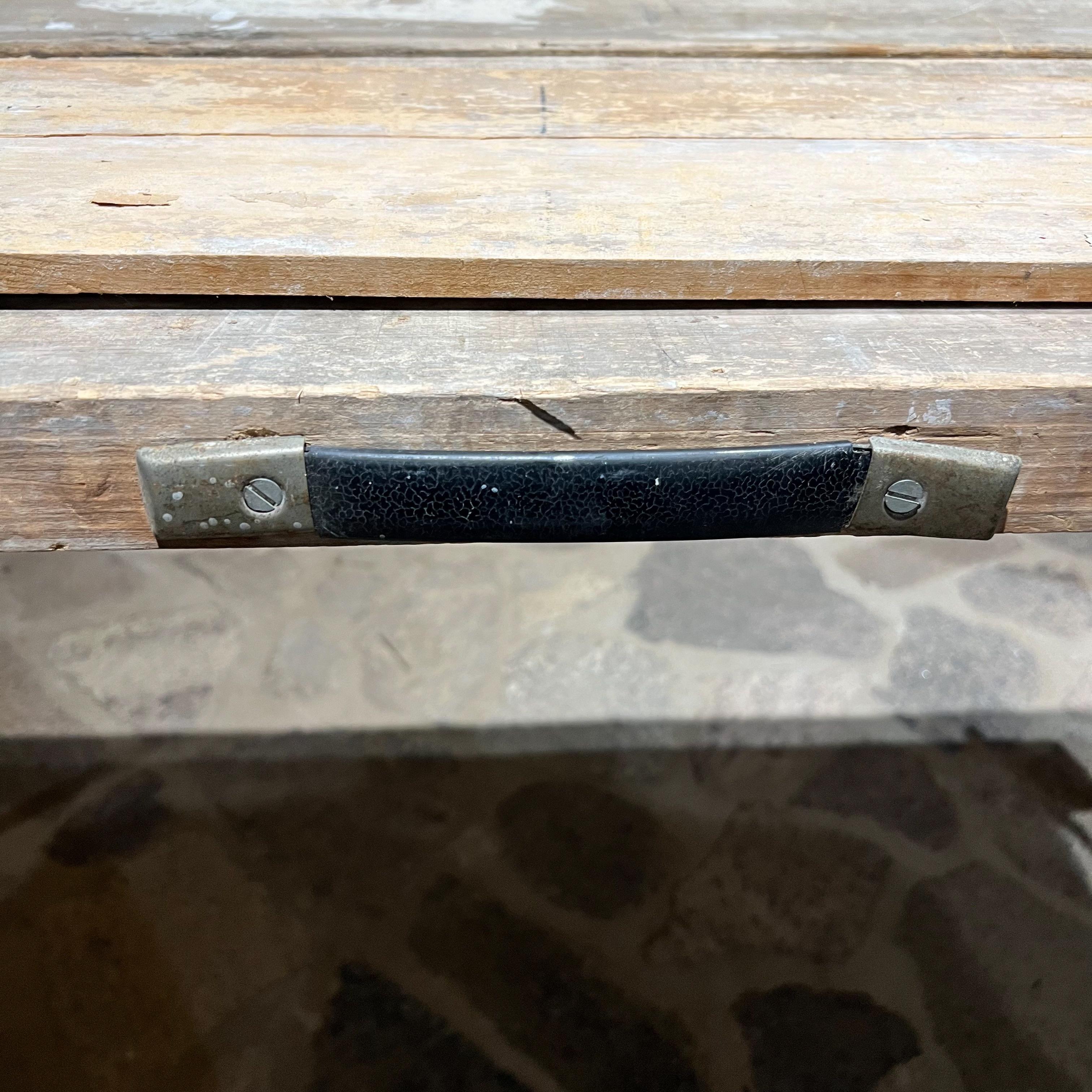 Table de travail pliable ancienne en bois papier peint en vente 3