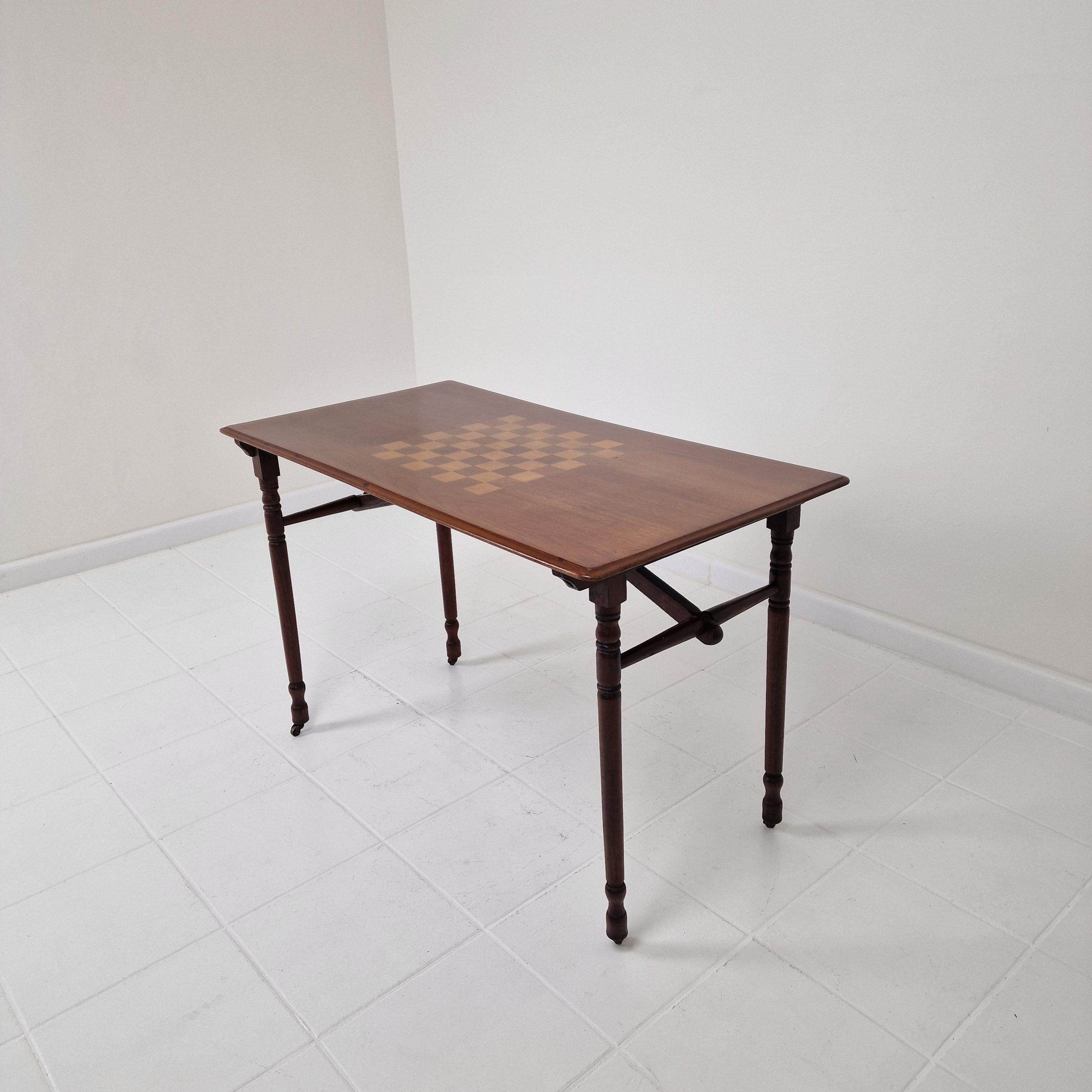 Mid-Century Modern Ancienne table d'échecs pliable en bois, France, 19ème siècle en vente