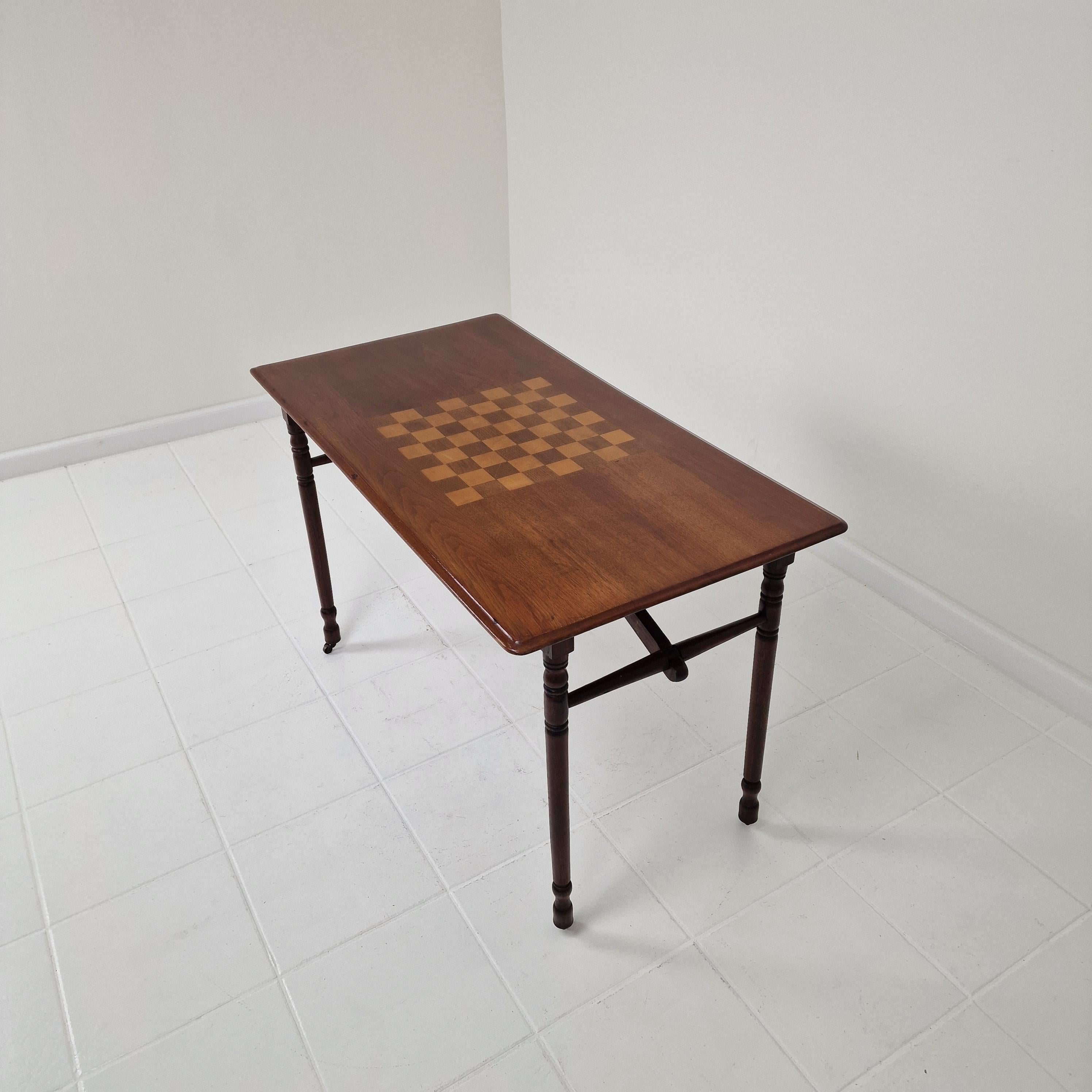 Français Ancienne table d'échecs pliable en bois, France, 19ème siècle en vente