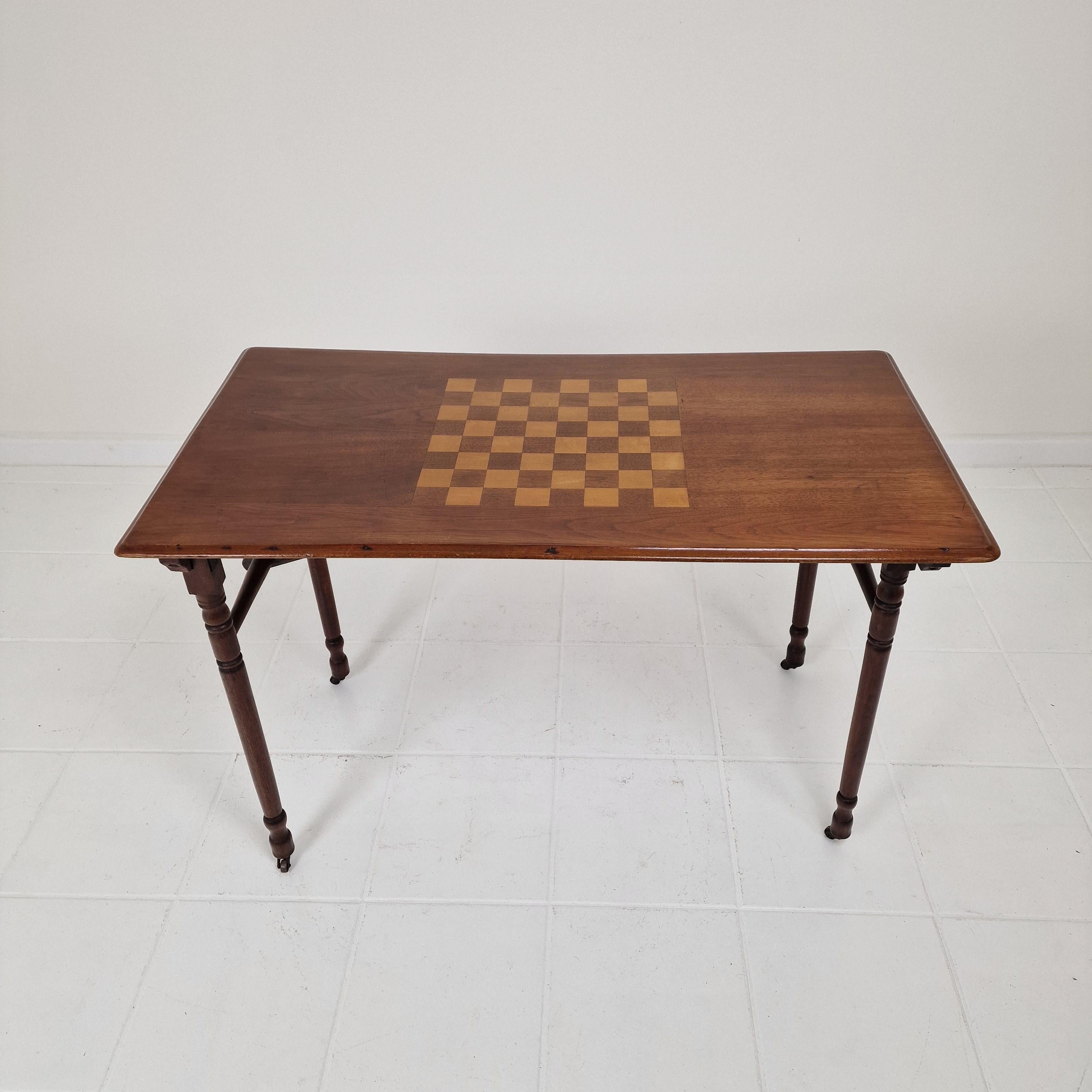 Ancienne table d'échecs pliable en bois, France, 19ème siècle Bon état - En vente à Oud Beijerland, NL