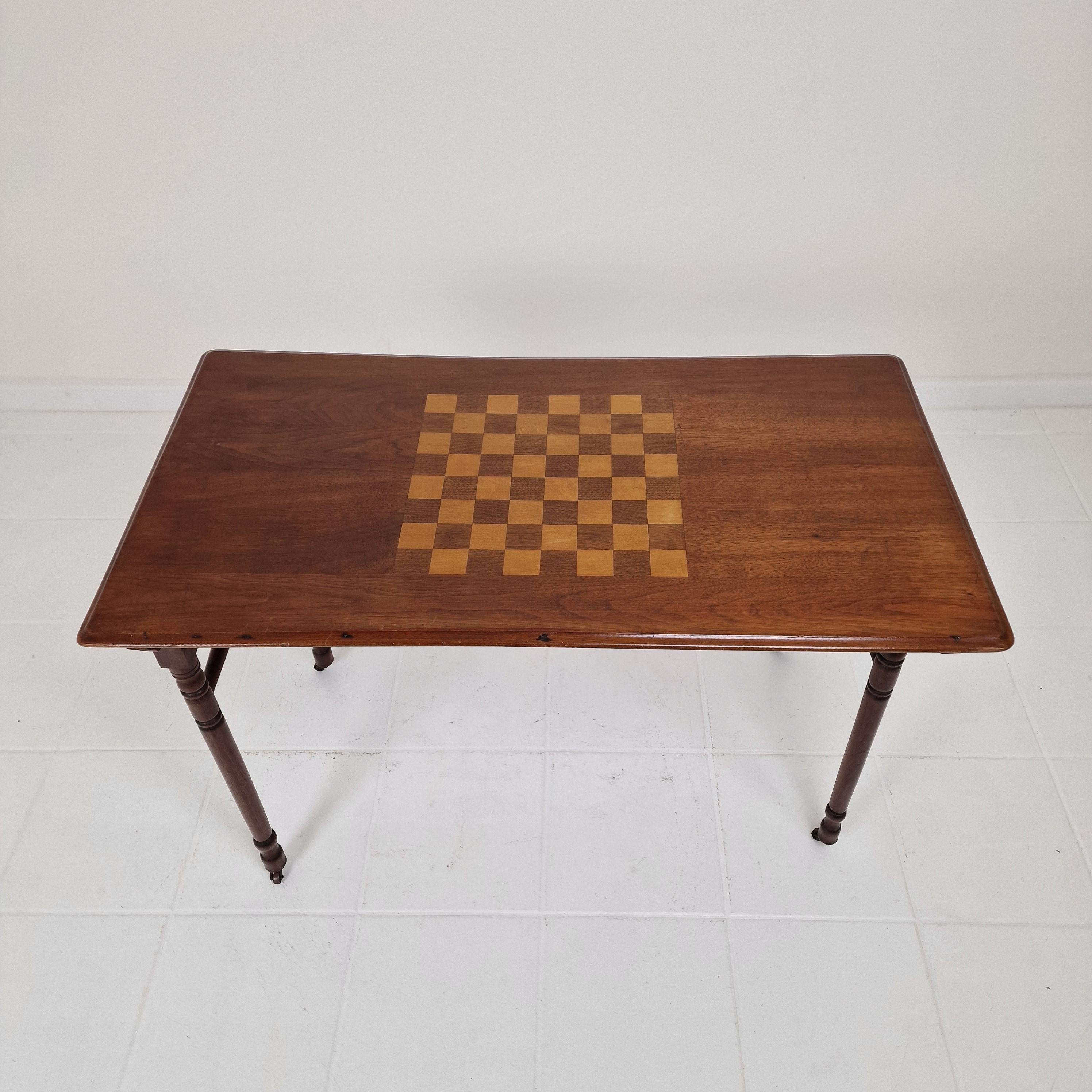 XIXe siècle Ancienne table d'échecs pliable en bois, France, 19ème siècle en vente