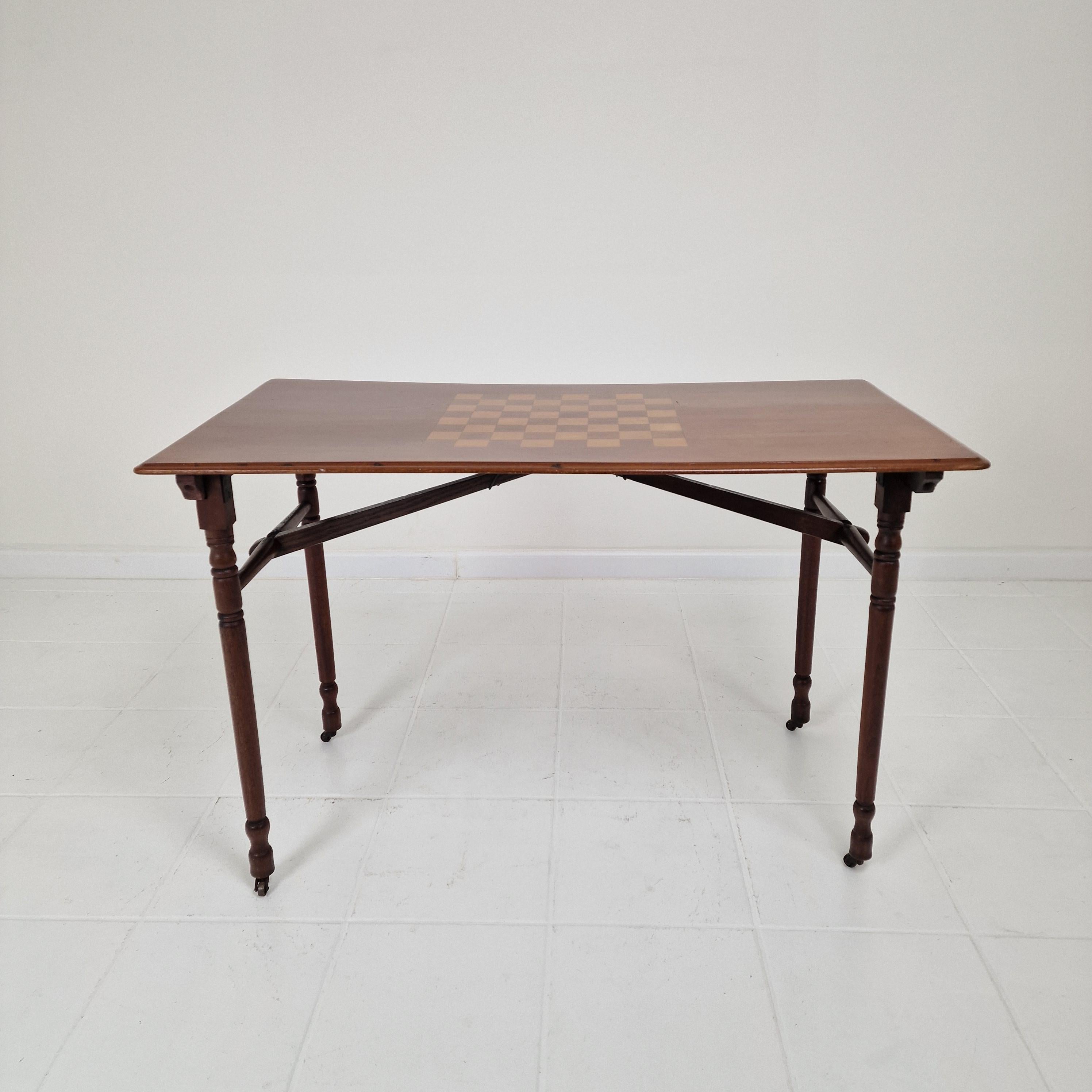 Bois Ancienne table d'échecs pliable en bois, France, 19ème siècle en vente