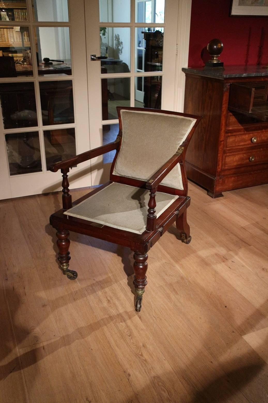 Fauteuil spécial en acajou avec de multiples options. Le fabricant de cette chaise, J. Alderman, était connu comme le créateur de meubles inventifs à emporter en voyage et pour les invalides. Cette chaise en est un bon exemple. Des supports en fer