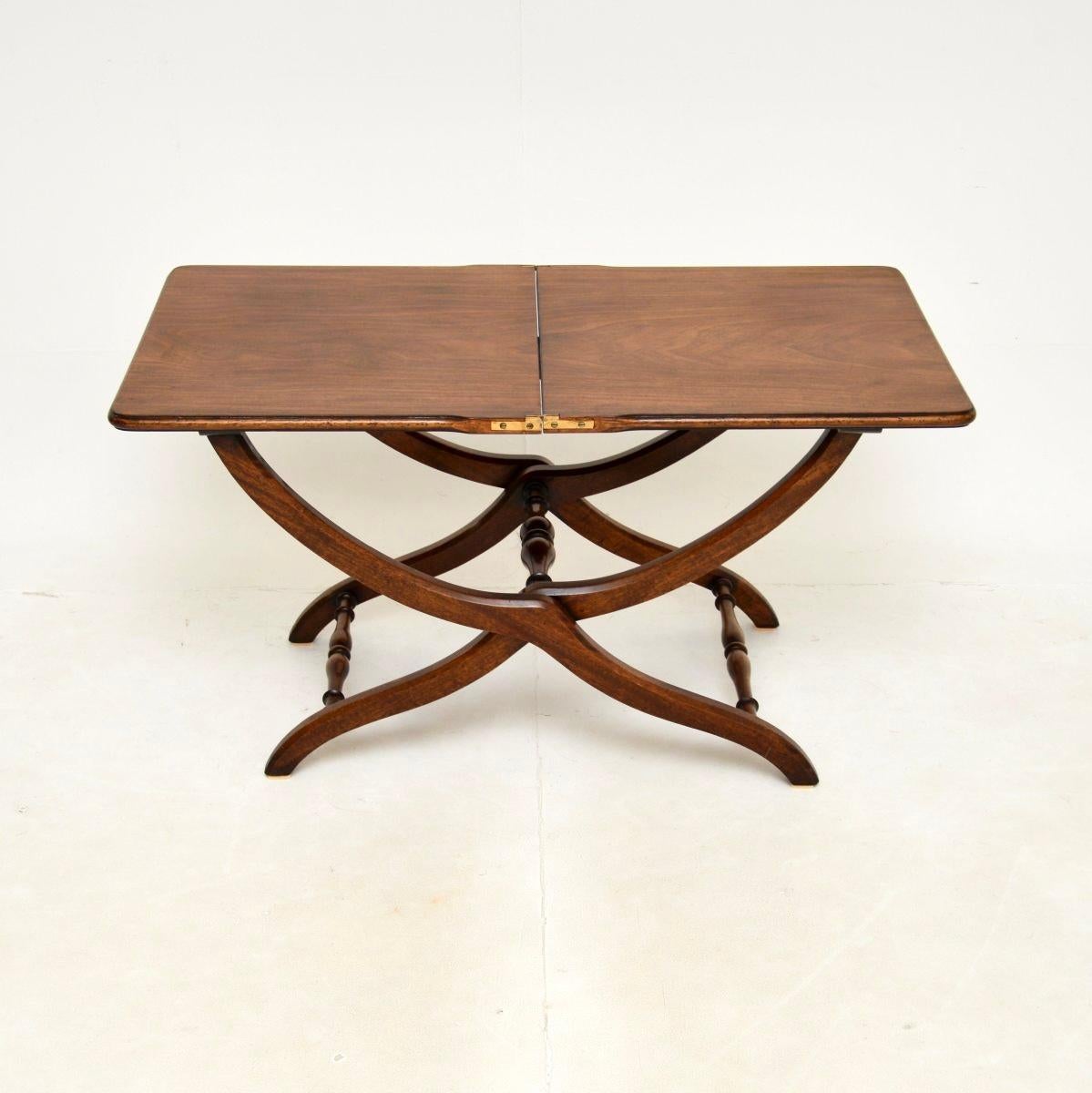 A smart and beautifully designed antique folding campaign coffee table. This was made in England, it dates from around the 1900-1910 period.

The quality is superb, it has a wonderful folding design to save space in transport or when not in use, and