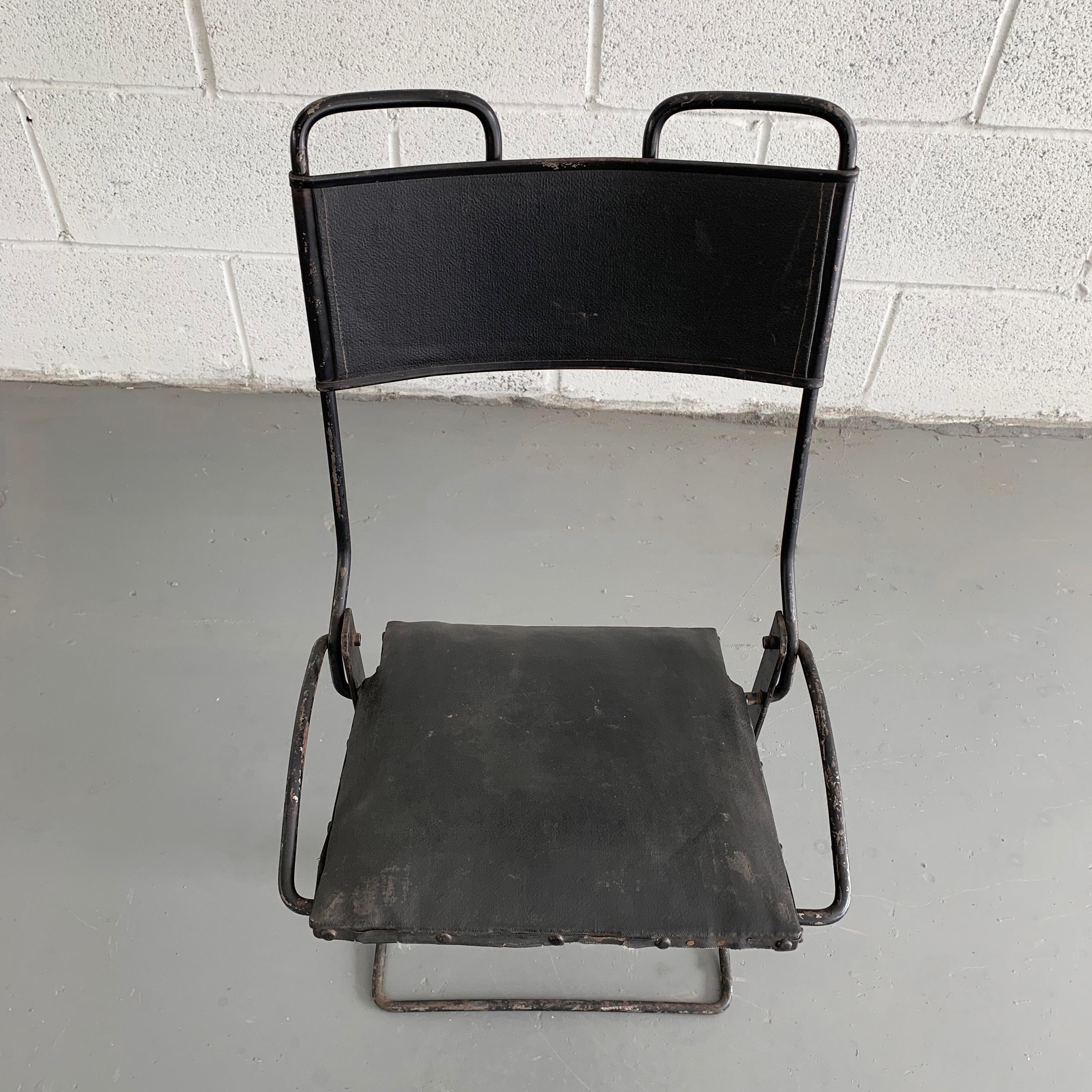 Chaise d'enfant ancienne pour une poussette ou une voiture ancienne, avec un cadre en fonte et un siège et un dossier en vinyle pliants. Toute la patine d'origine.