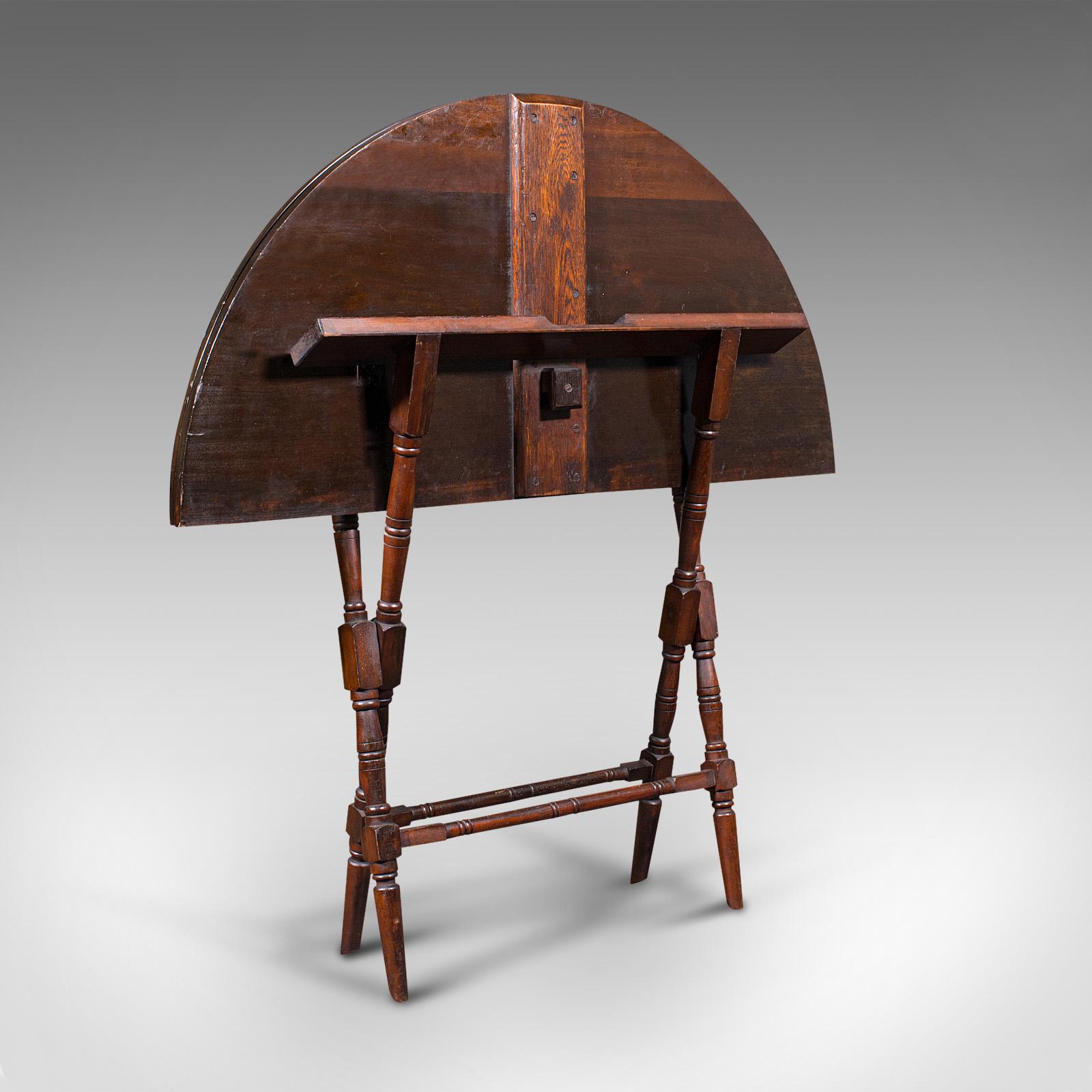 Il s'agit d'une ancienne table d'entraîneur pliante. Table de jeu ou d'extérieur en acajou teinté, datant de la fin de la période victorienne, vers 1890.

Mécanisme de pliage fascinant avec base articulée
Présente une patine vieillie souhaitable