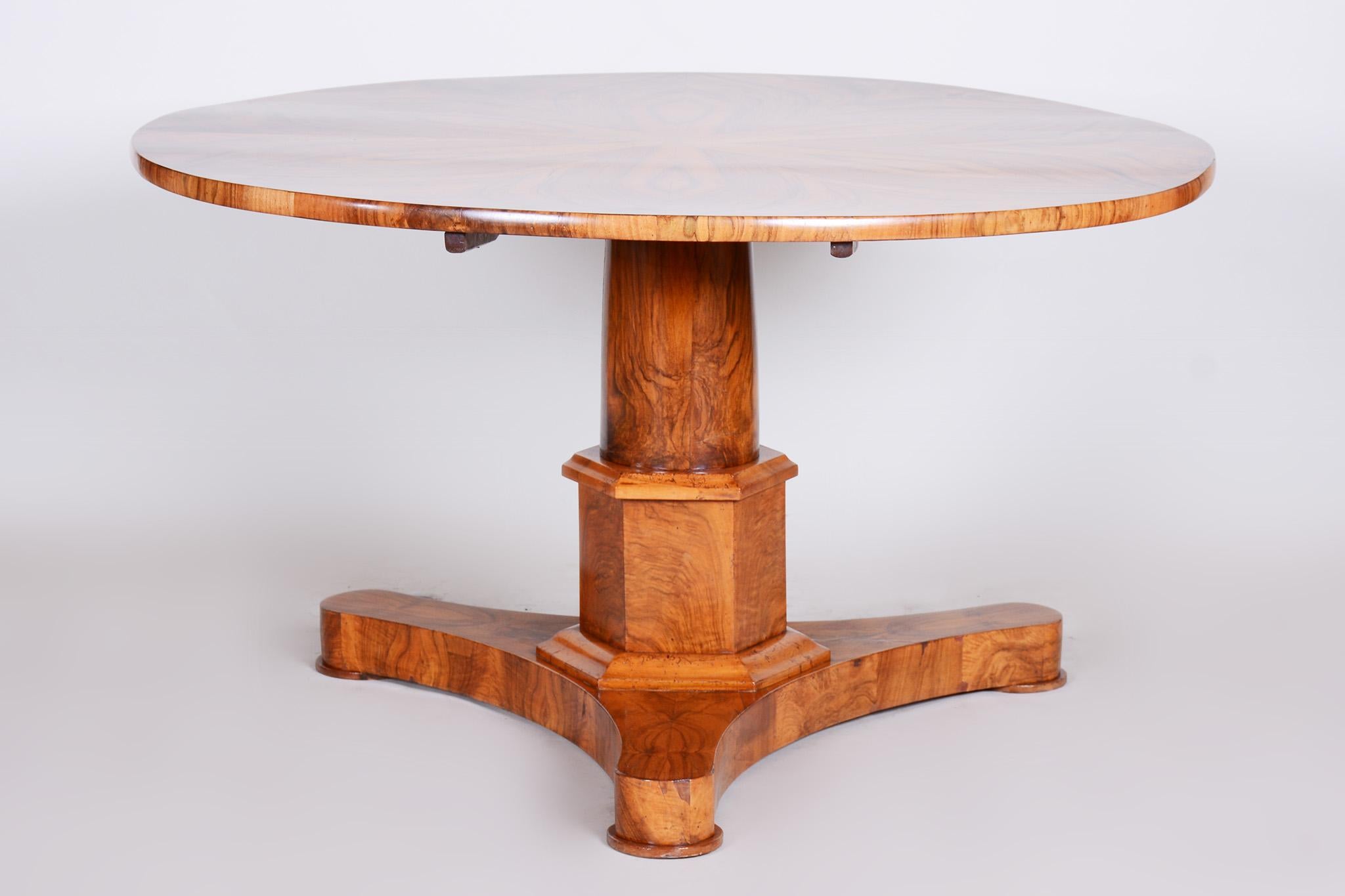 Fully restored walnut. 
Belonging to the Biedermeier style.
Made in the 1830s.